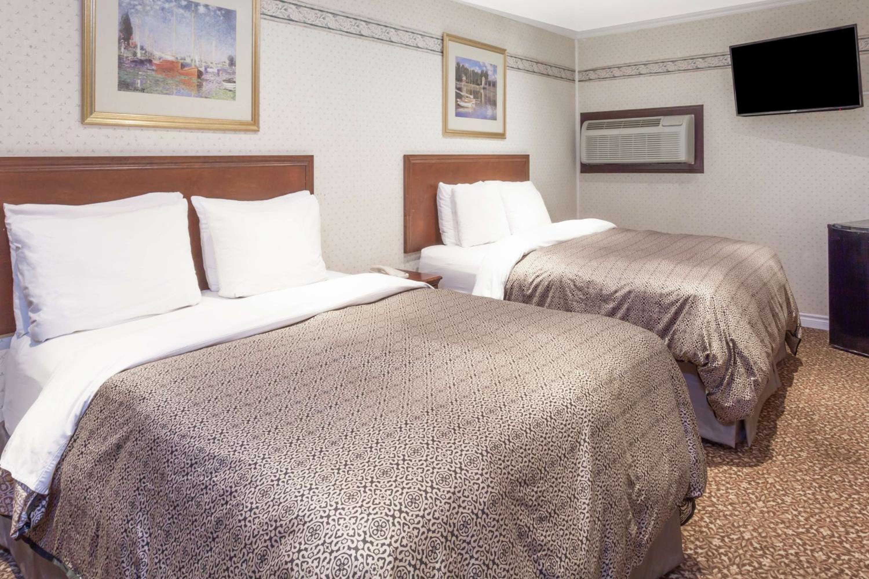 Queen Room with Two Queen Beds - Non-Smoking - Photo 2