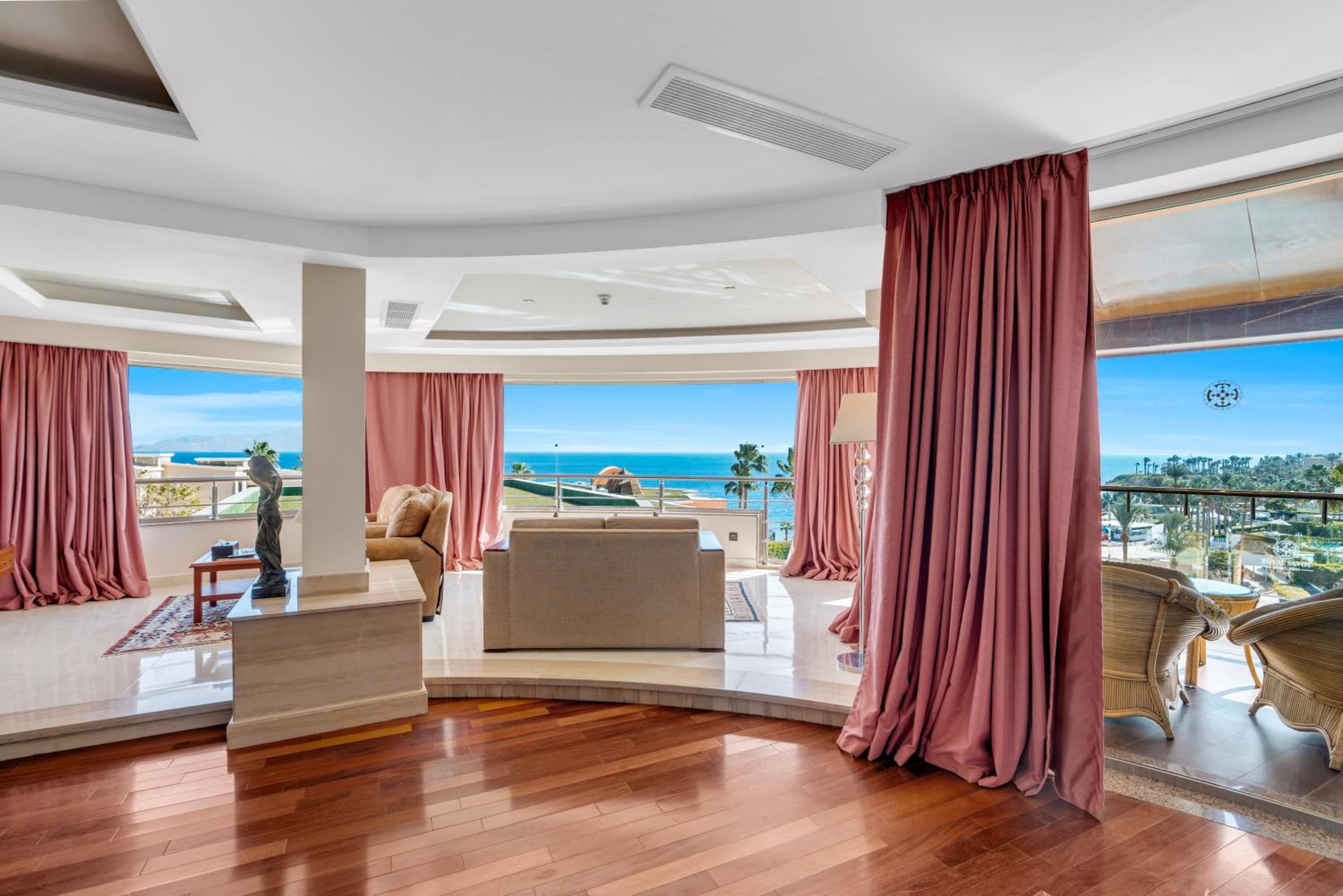 Suite - Photo 1