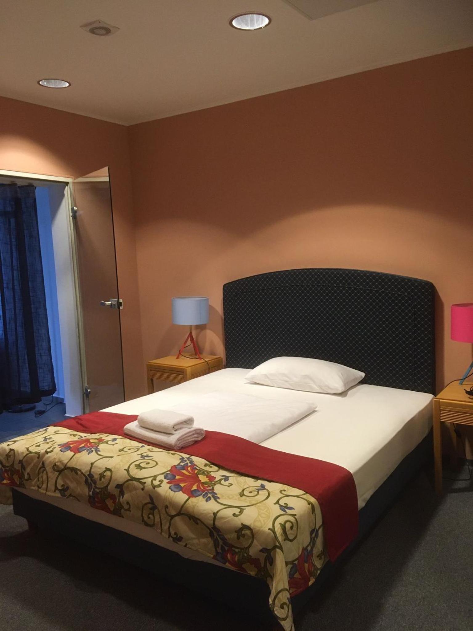 Queen Room photo 2