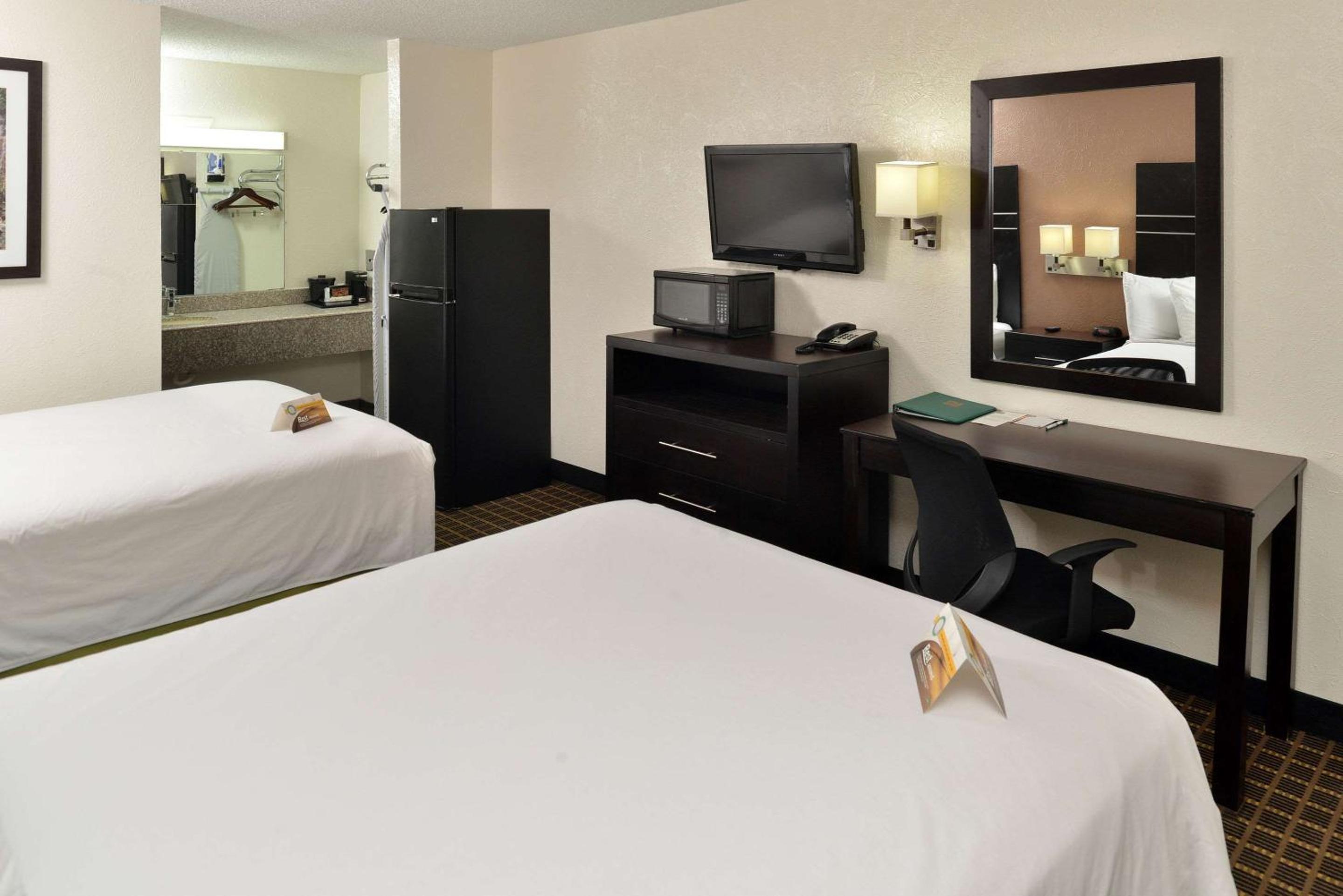 Queen Room with Two Queen Beds - Smoking