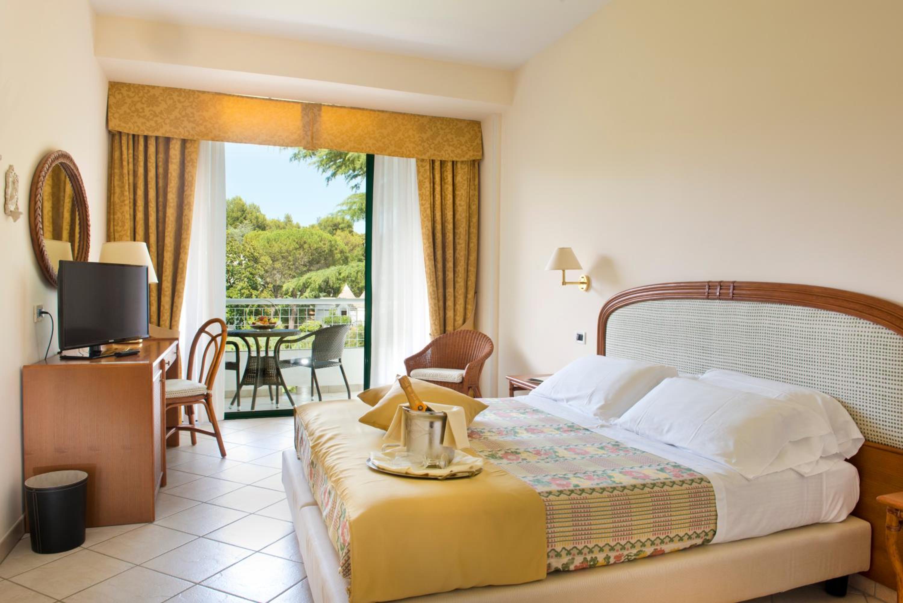 Double Room with Balcony - Photo 4