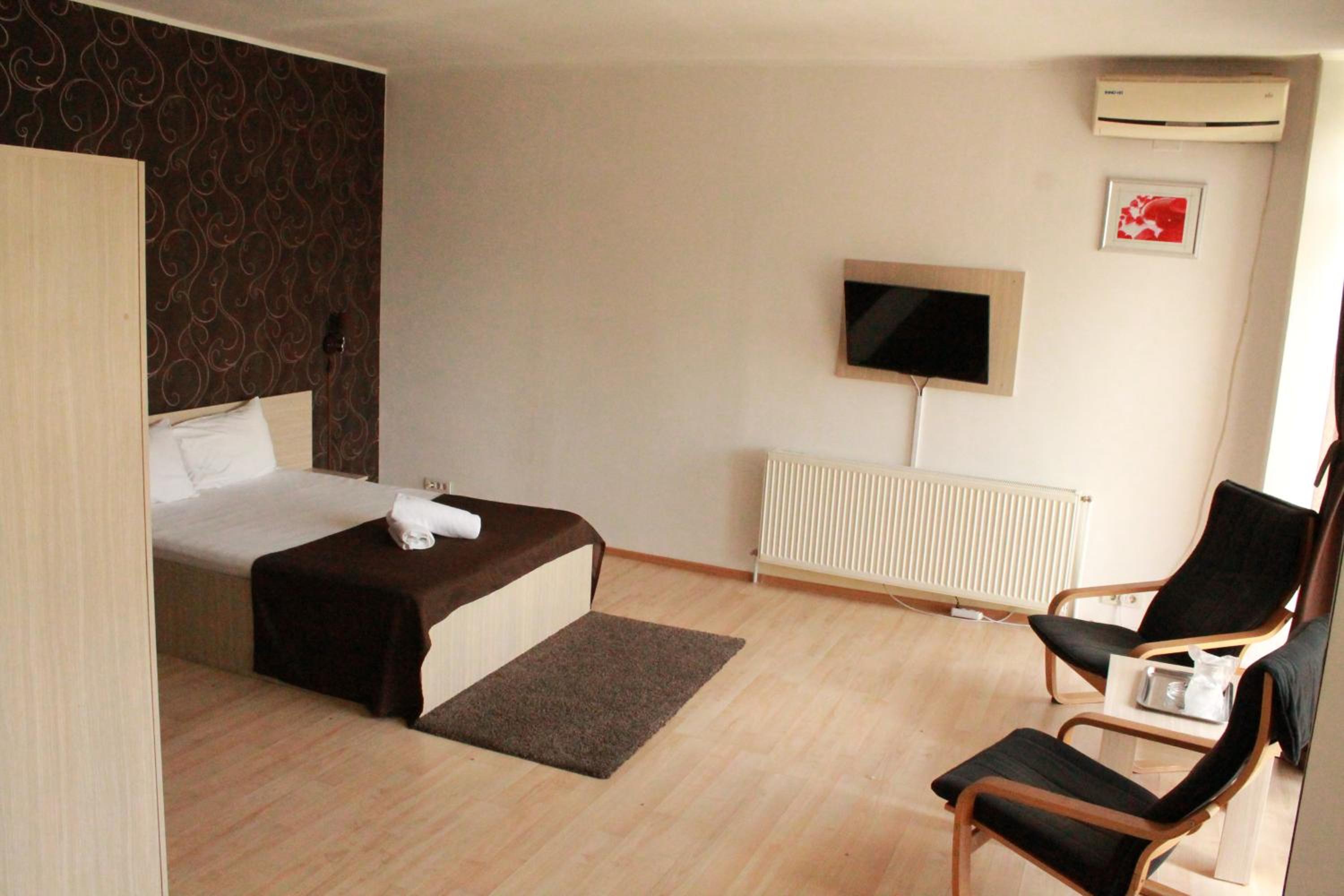 Deluxe Double Room with Balcony - Photo 10