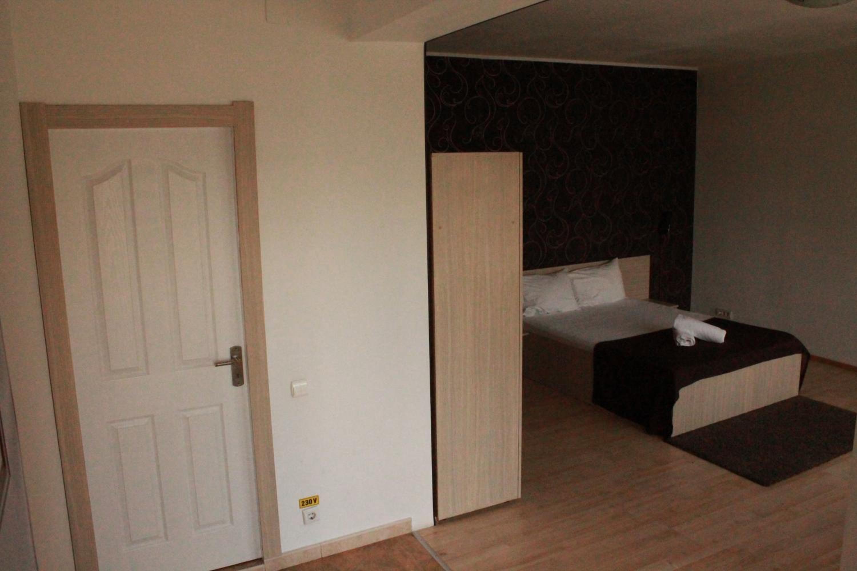 Deluxe Double Room with Balcony - Photo 11