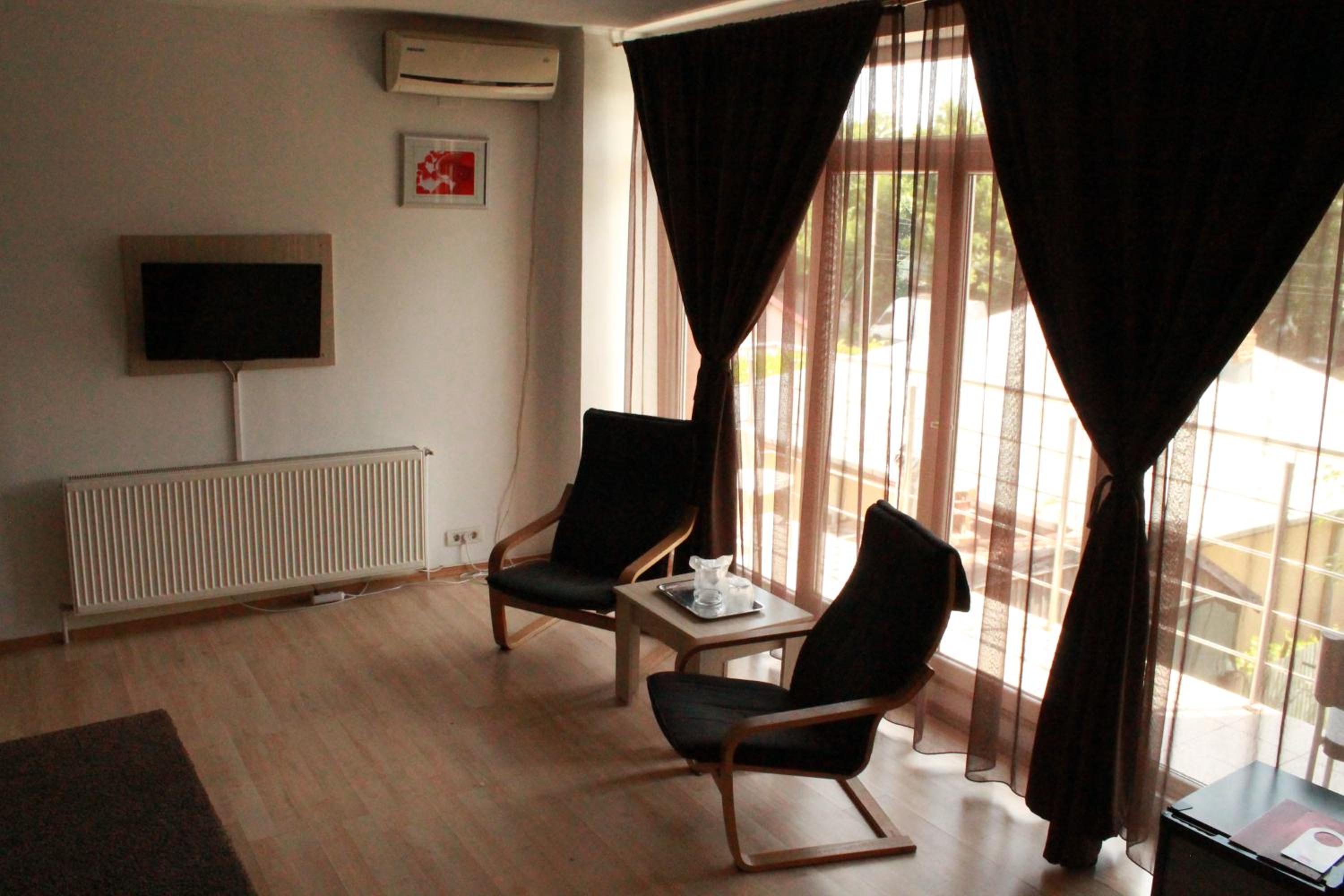 Deluxe Double Room with Balcony - Photo 12