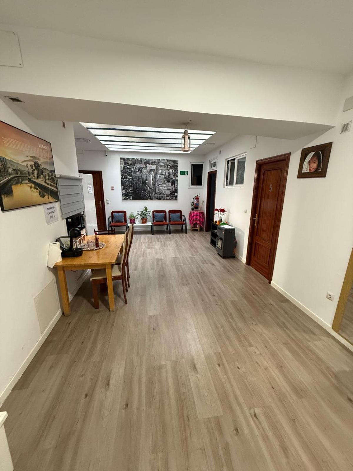 Large Double Room - Photo 3