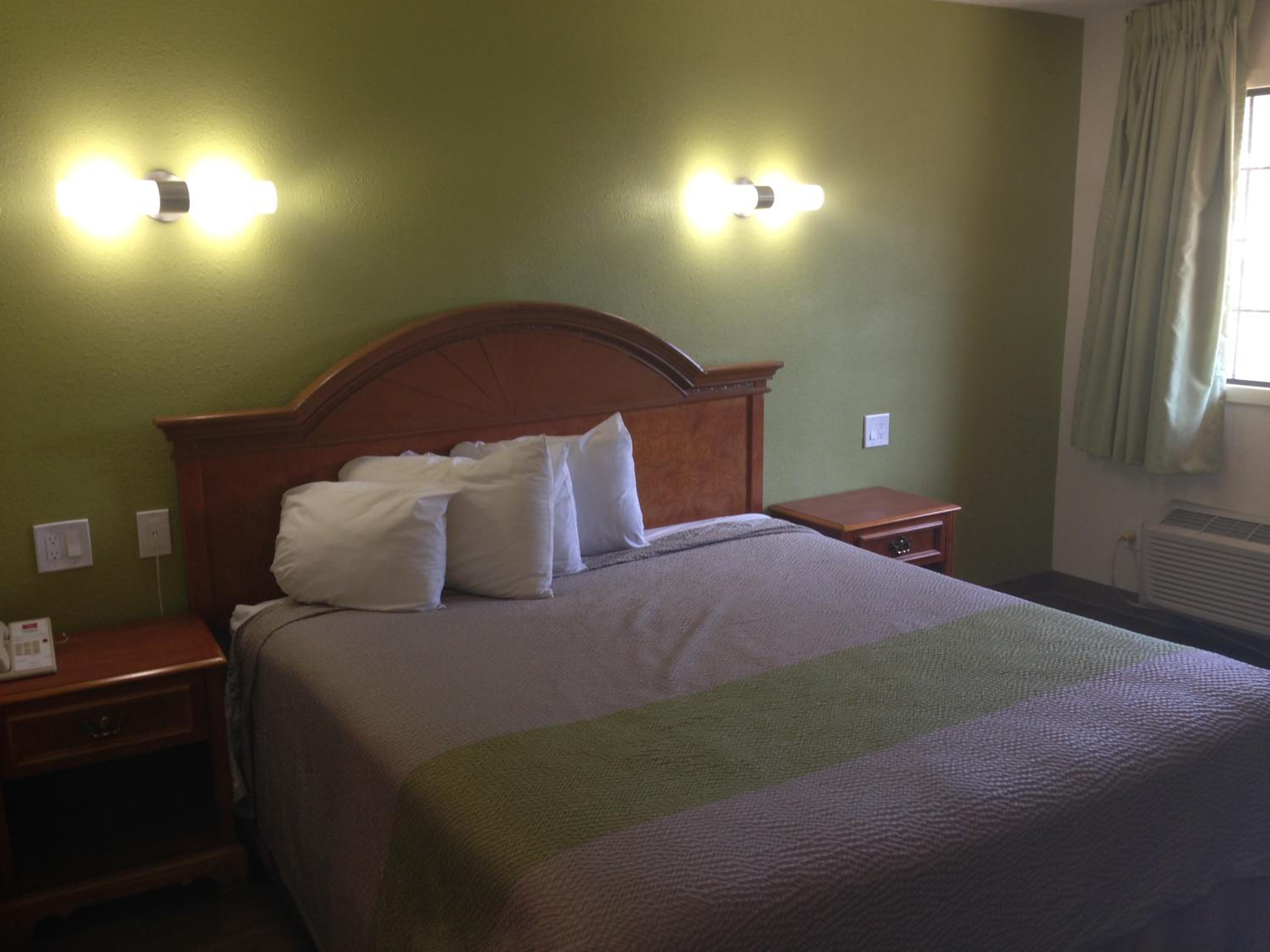 King Room - Non-Smoking - Photo 2
