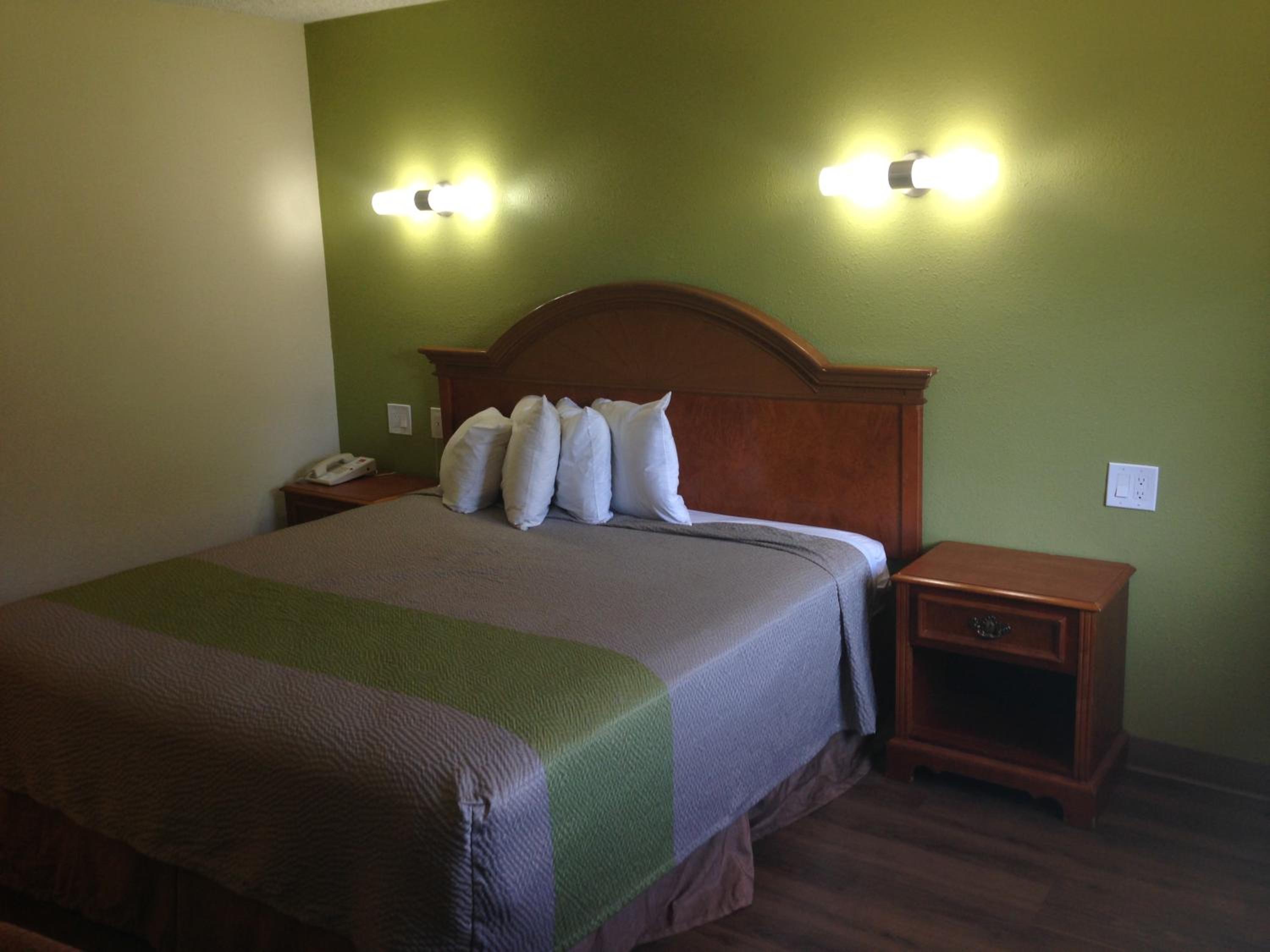 King Room - Non-Smoking - Photo 3