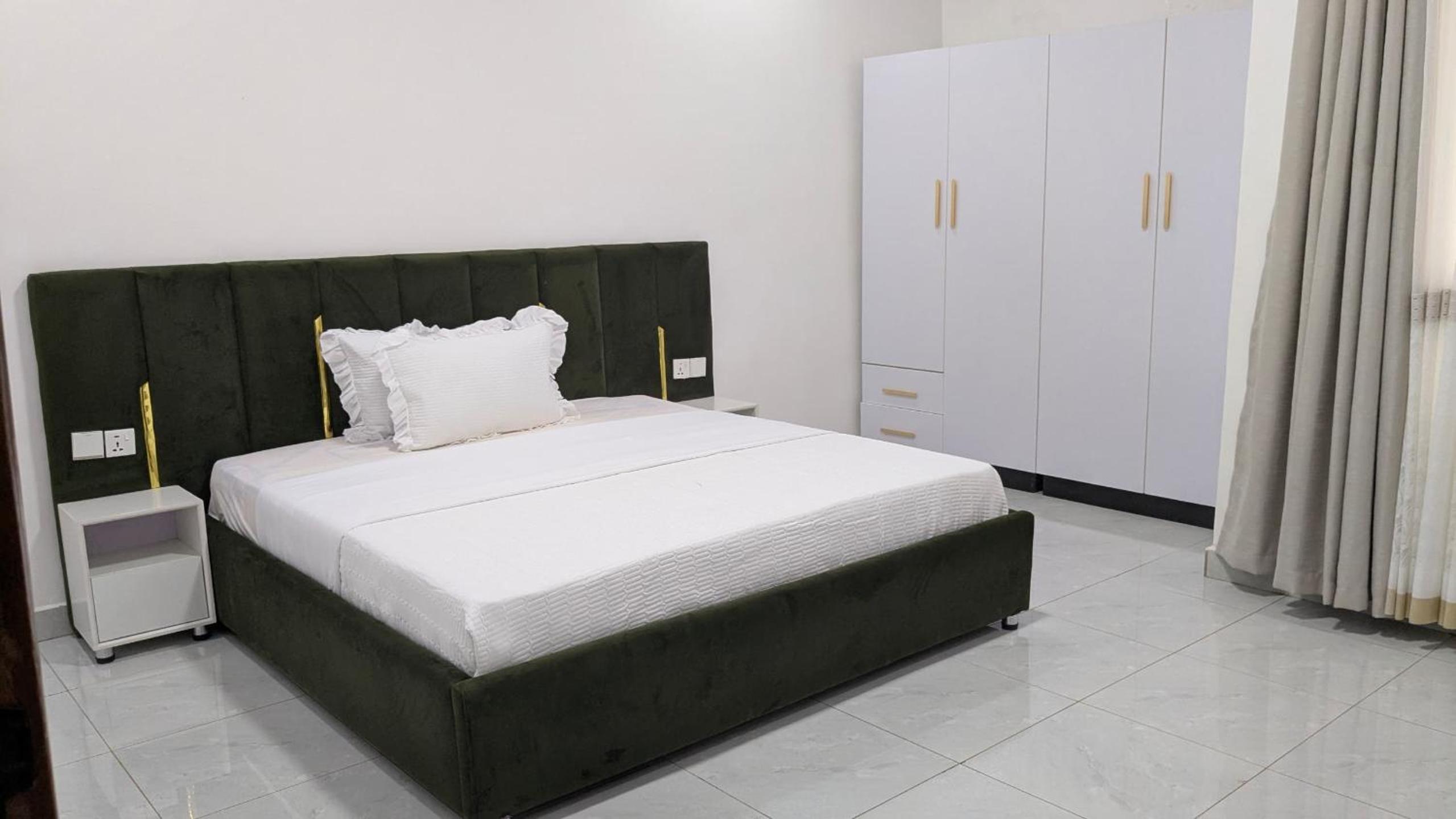 One-Bedroom Apartment photo 2