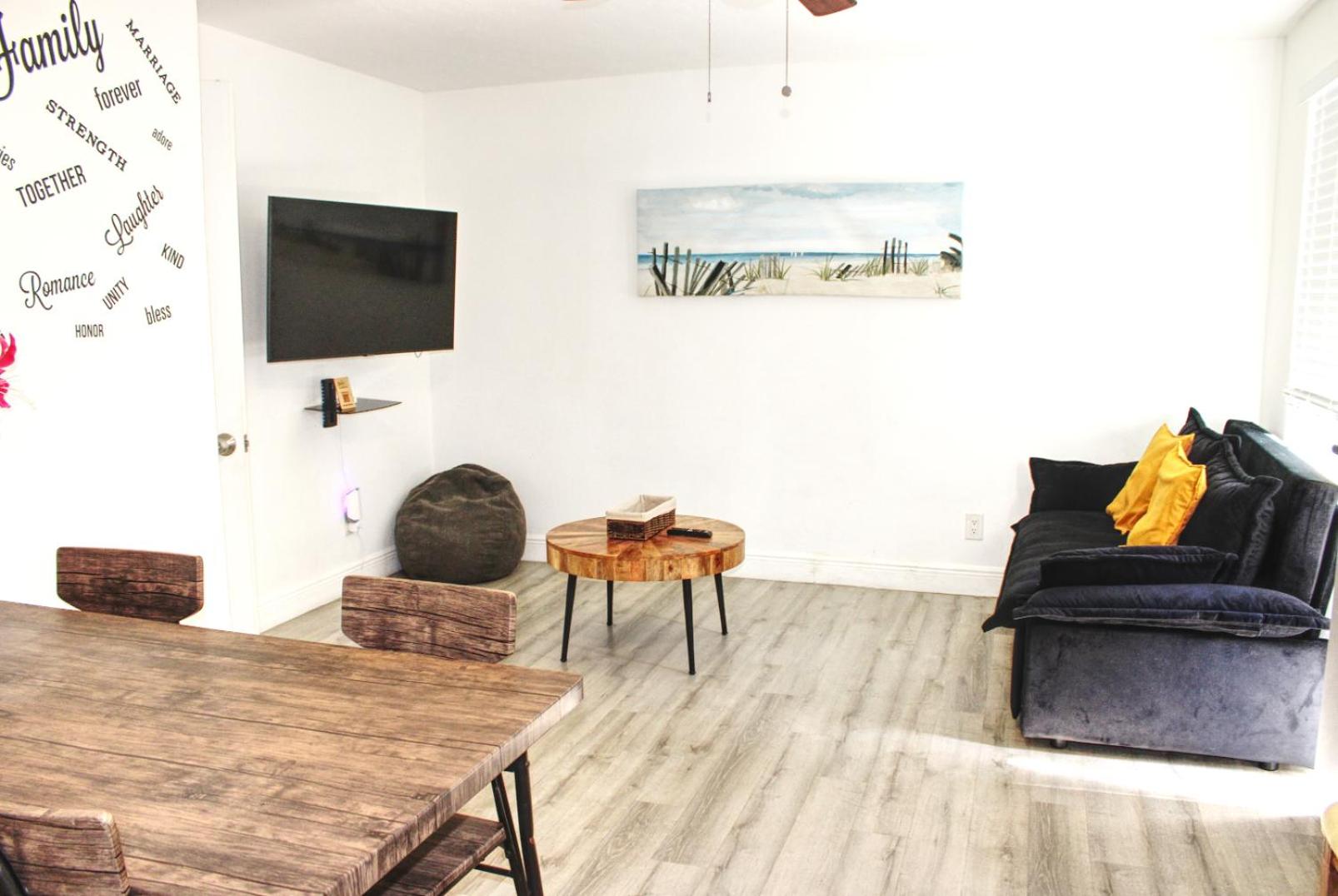 Deluxe One-Bedroom Apartment