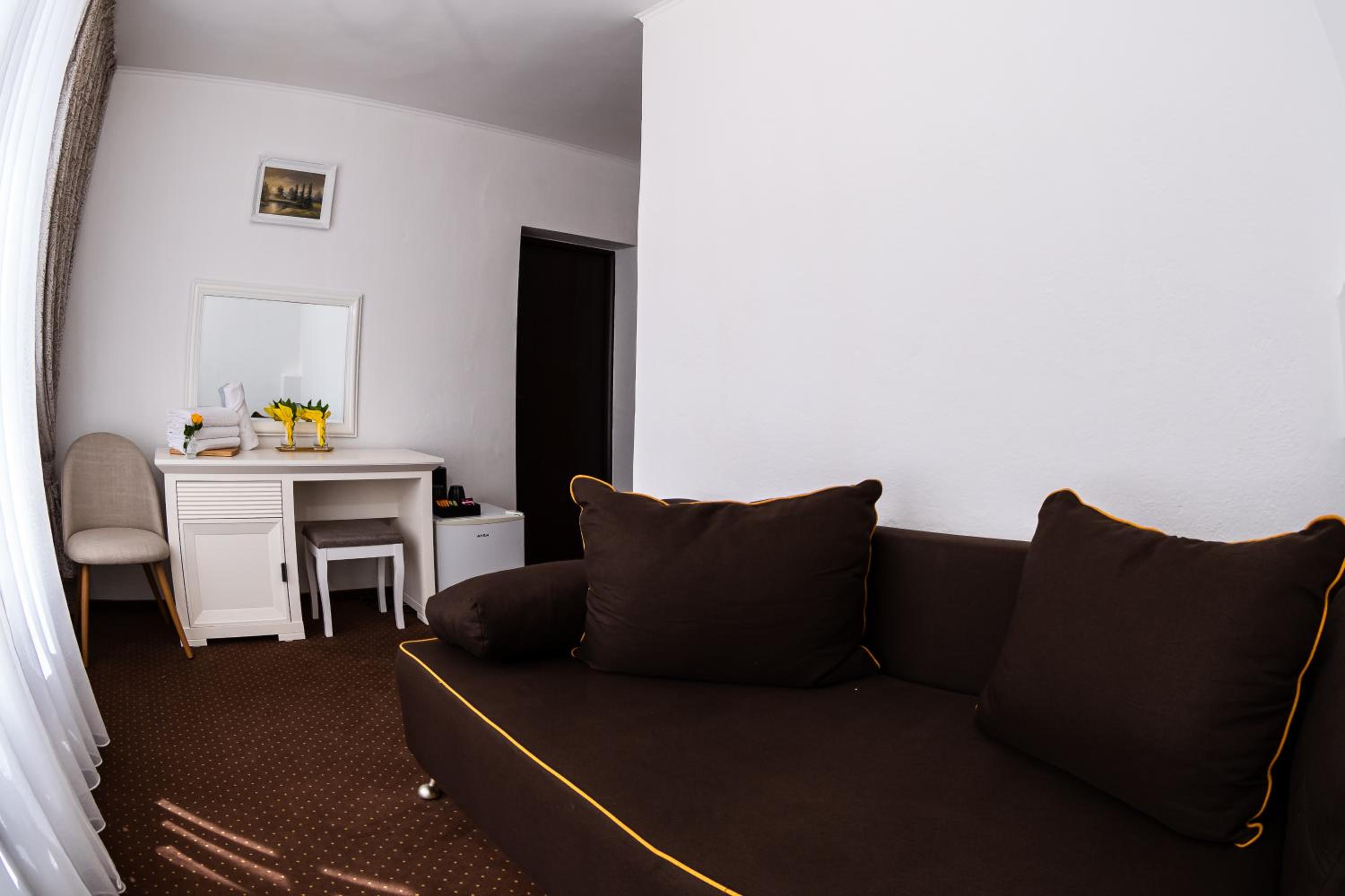 One-Bedroom Suite - Photo 9