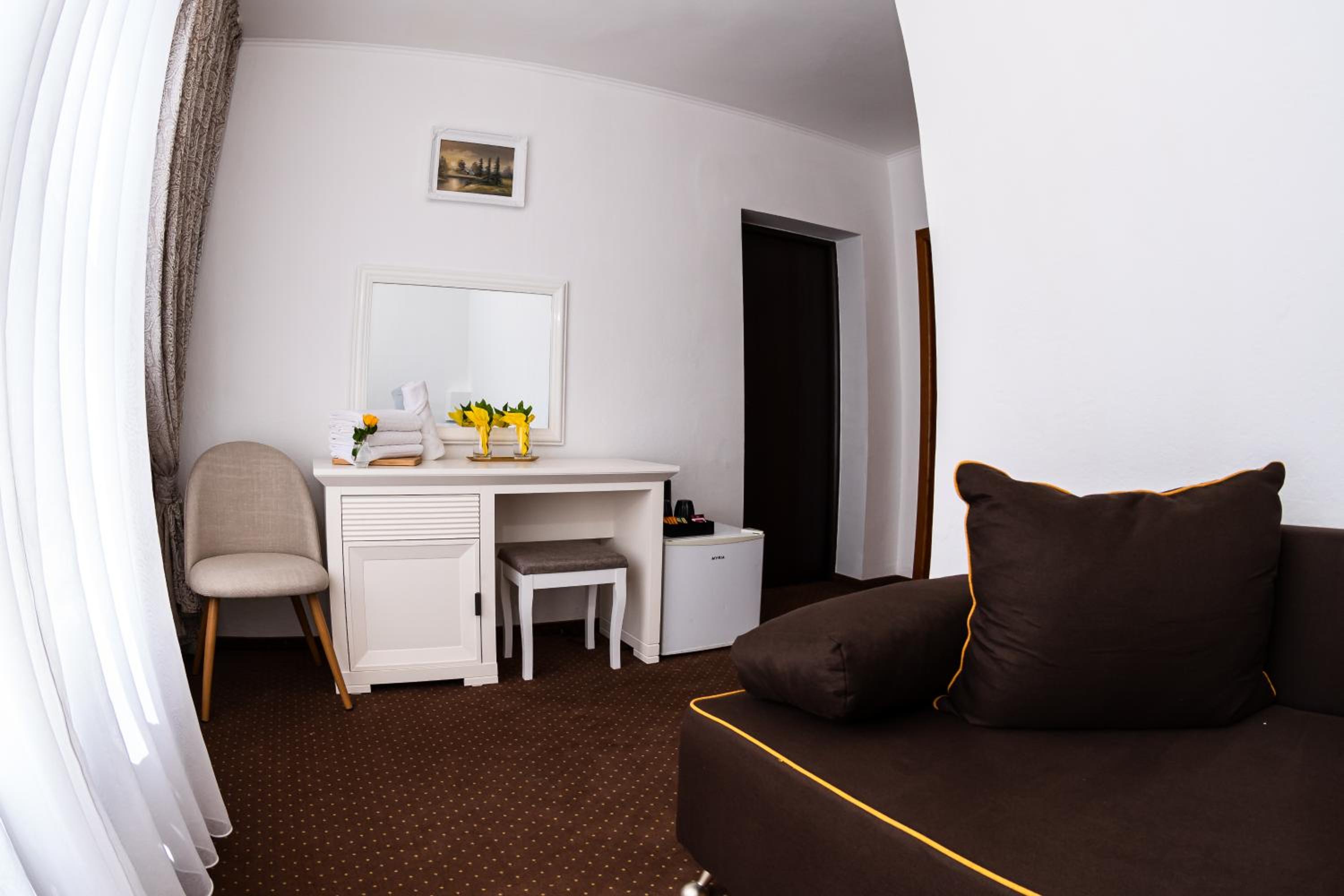 One-Bedroom Suite - Photo 7