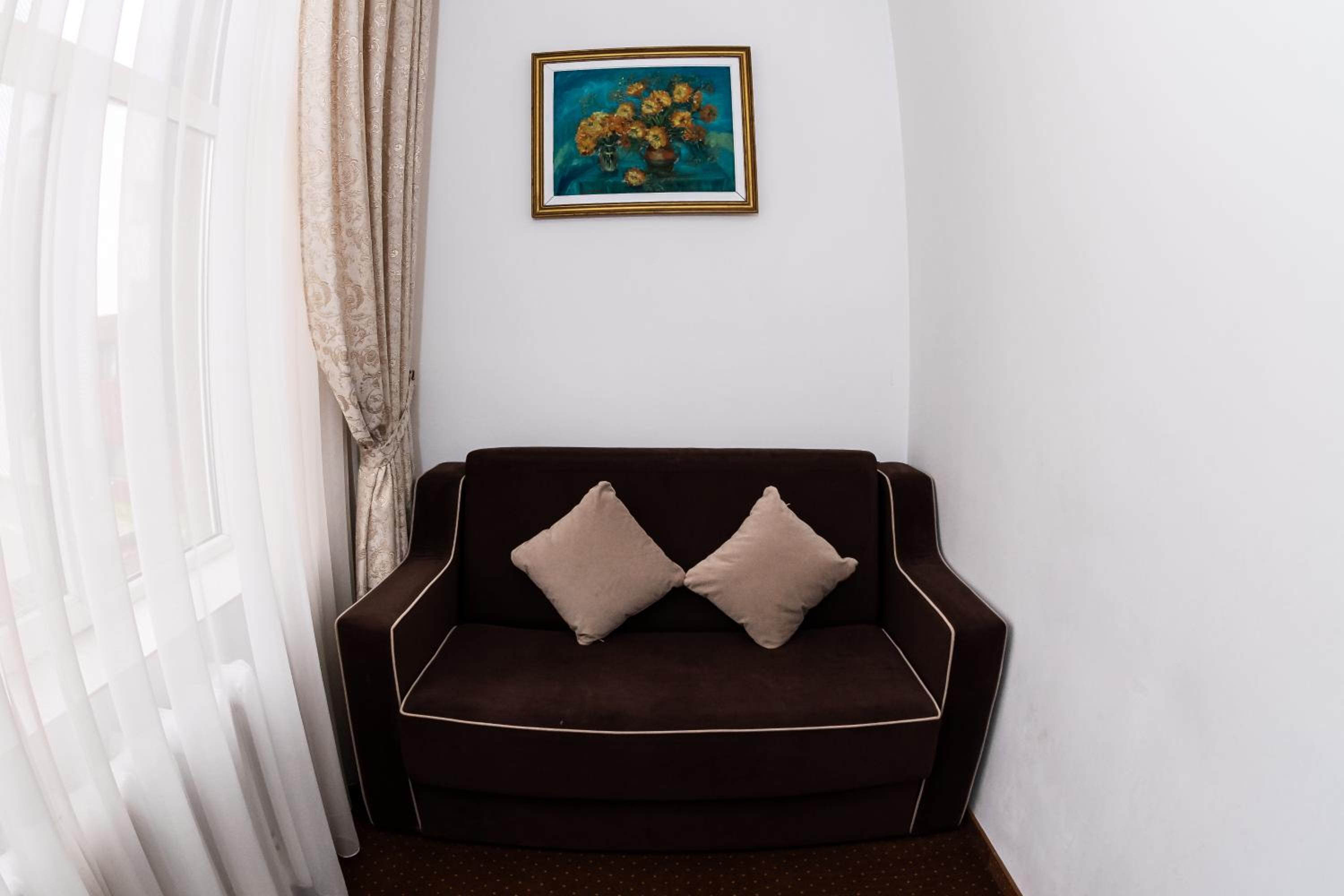 One-Bedroom Suite - Photo 8