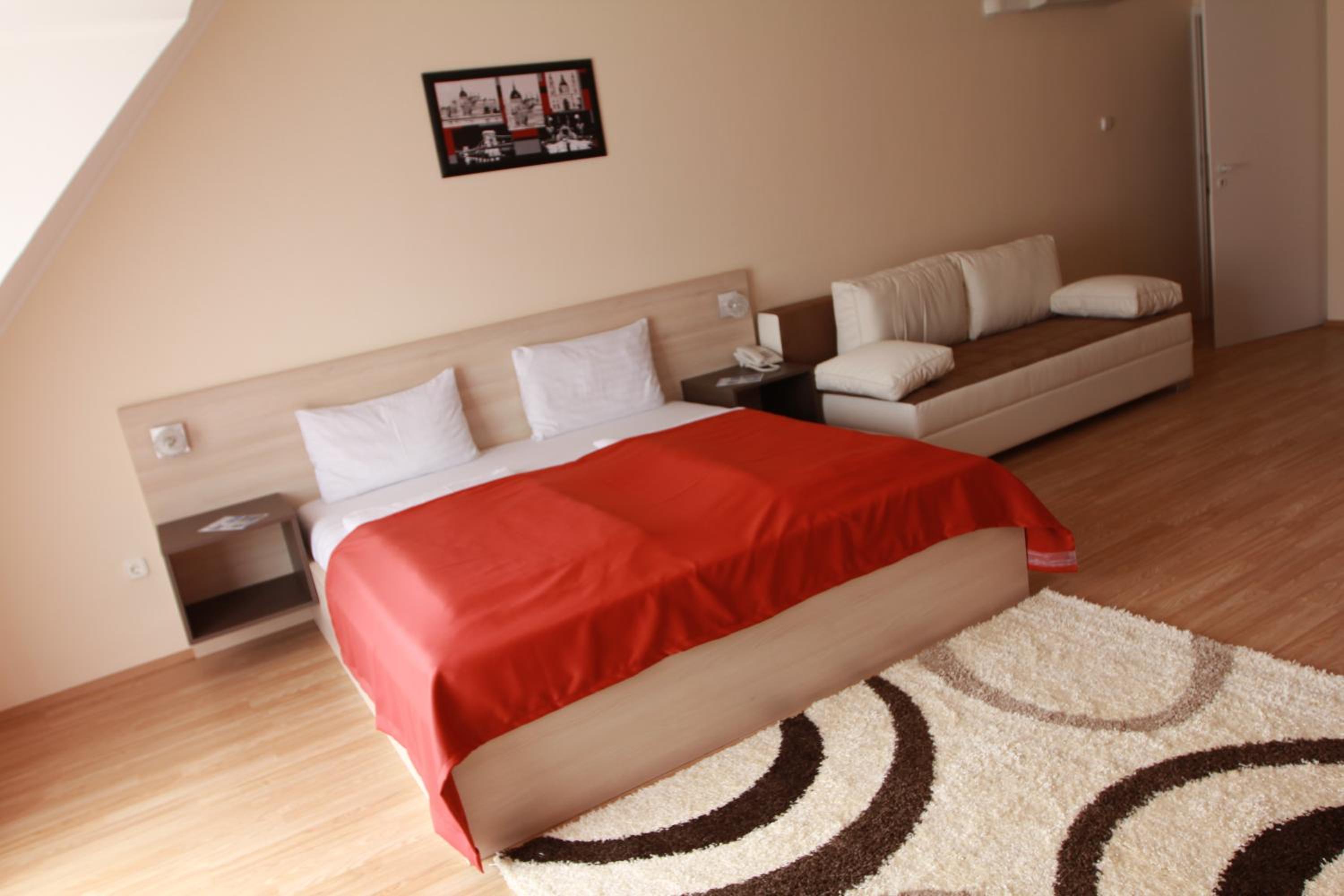 Large Double Room - Photo 3