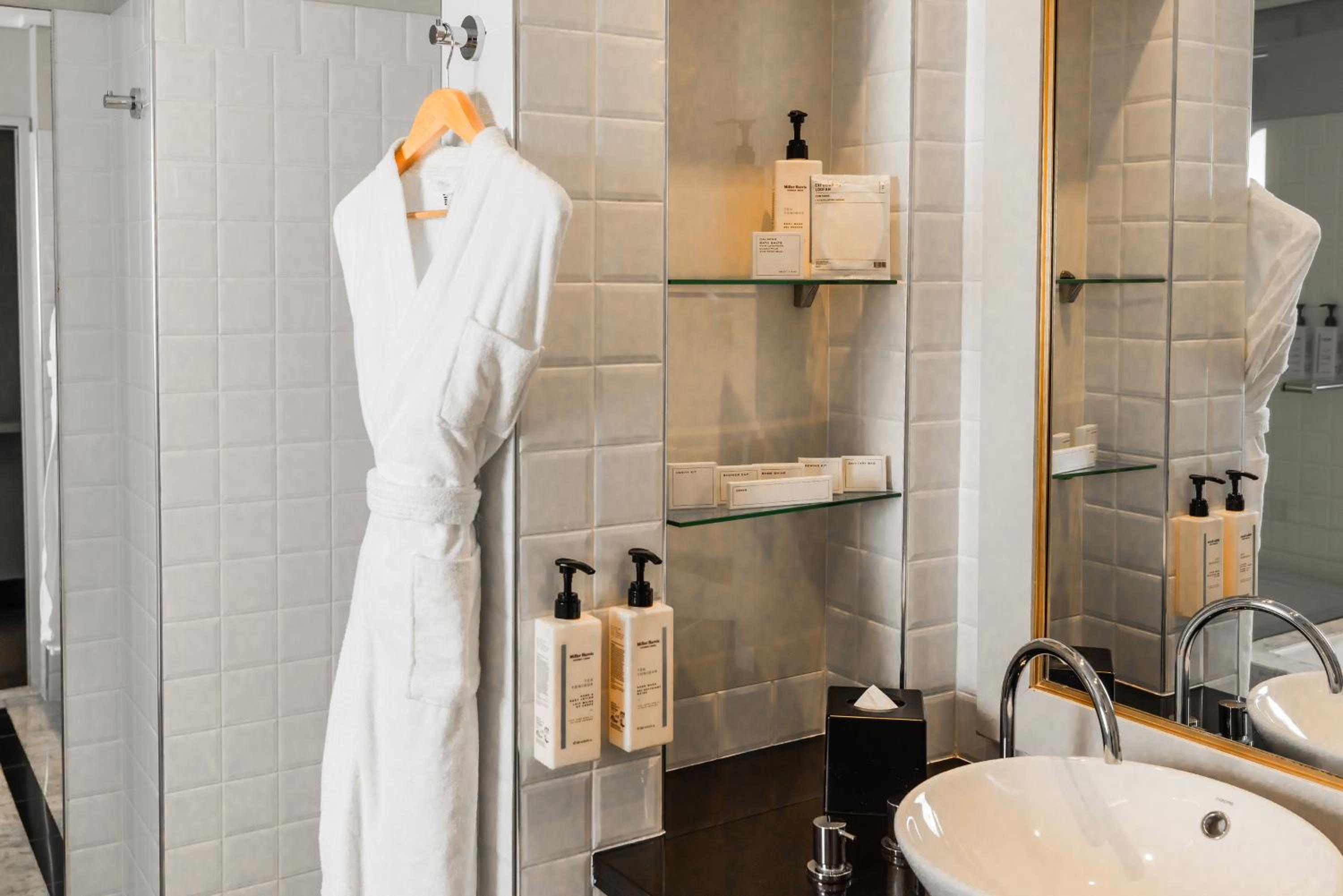 Premier King Room - Atrium View