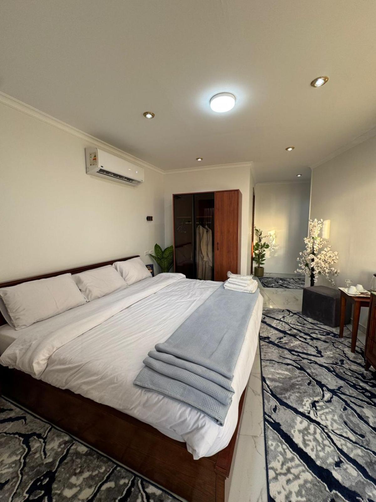 Queen Room with Spa Bath