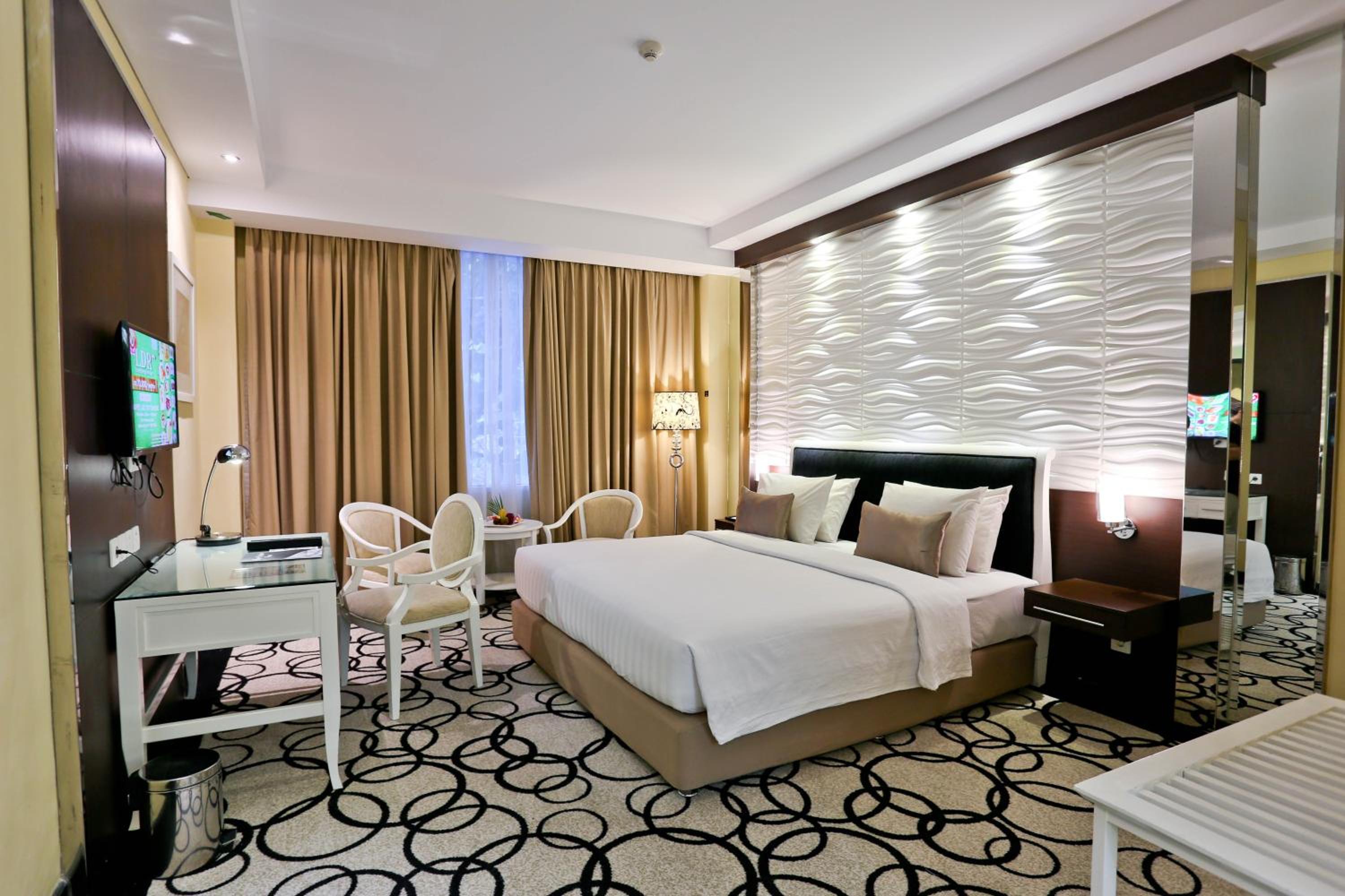 Executive Suite - Photo 2