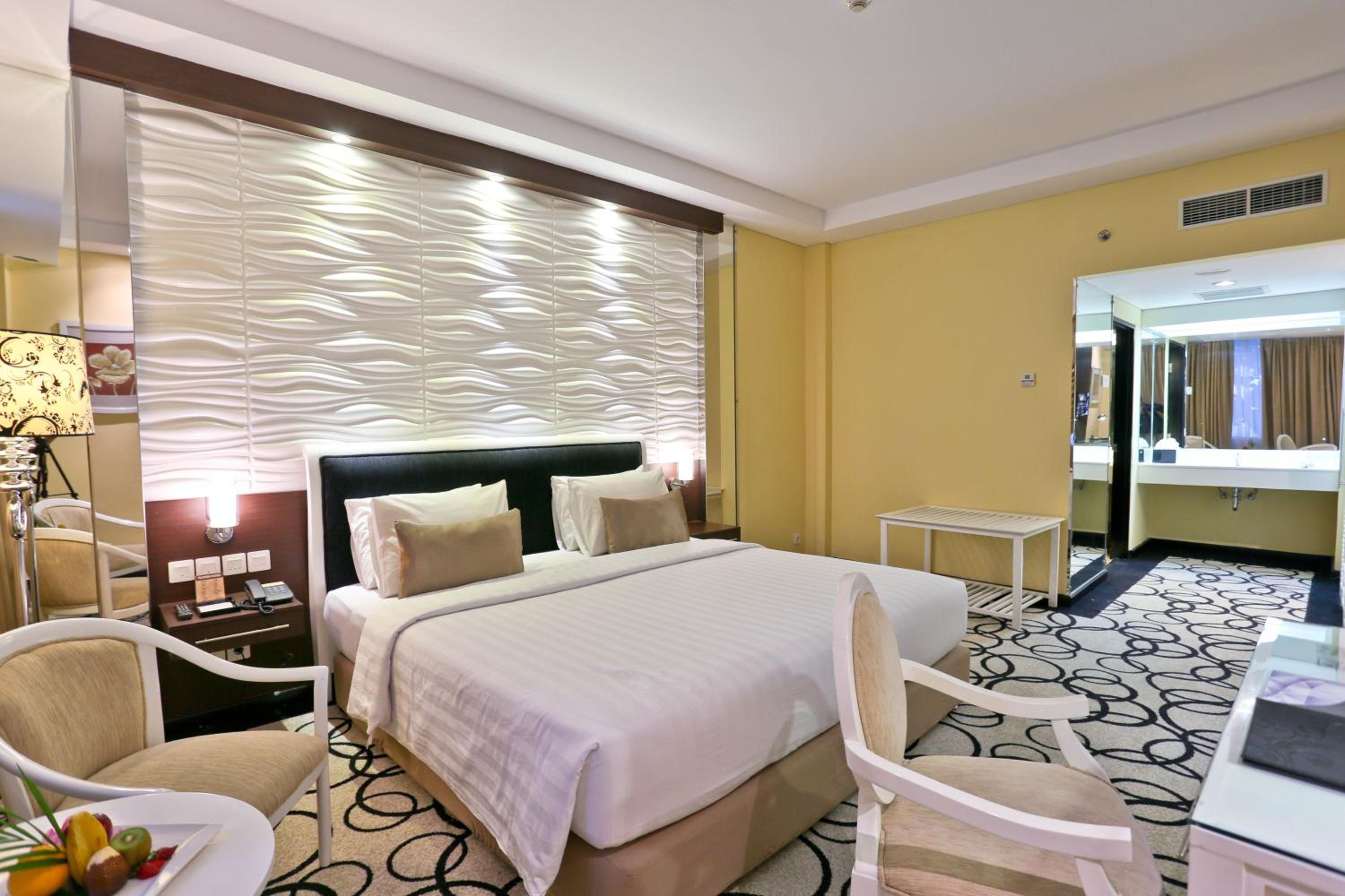 Executive Suite - Photo 3