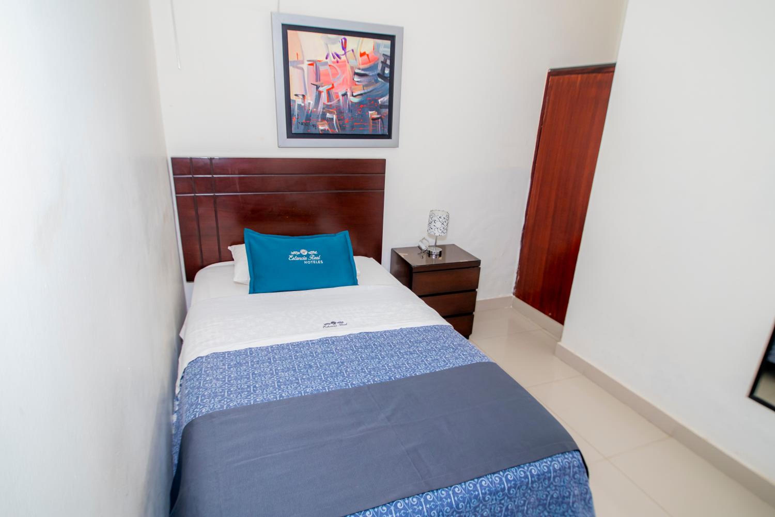Single Room with Private Bathroom photo 2