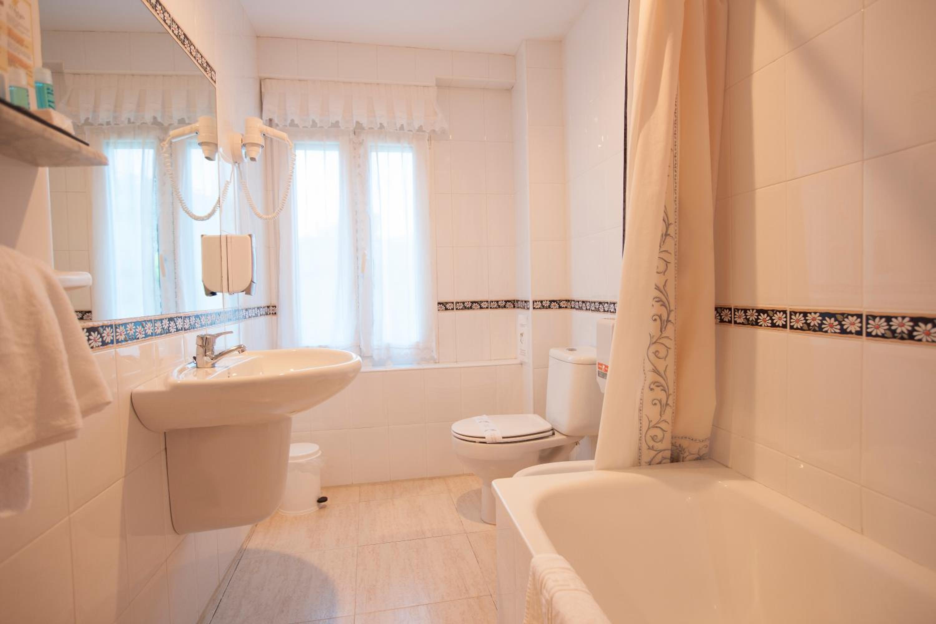 Double or Twin Room with Sea View photo 2