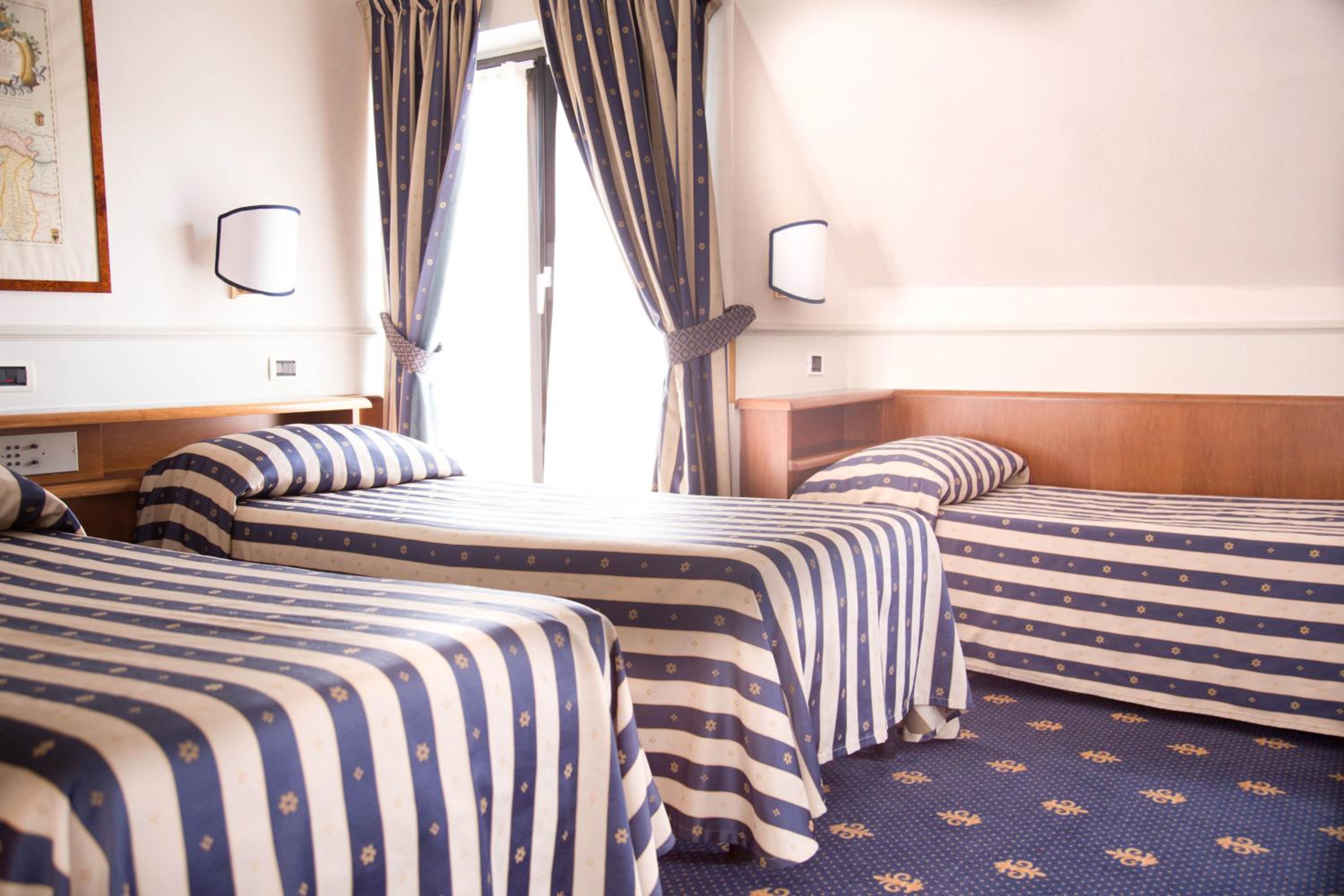 Triple Room thumbnail 5