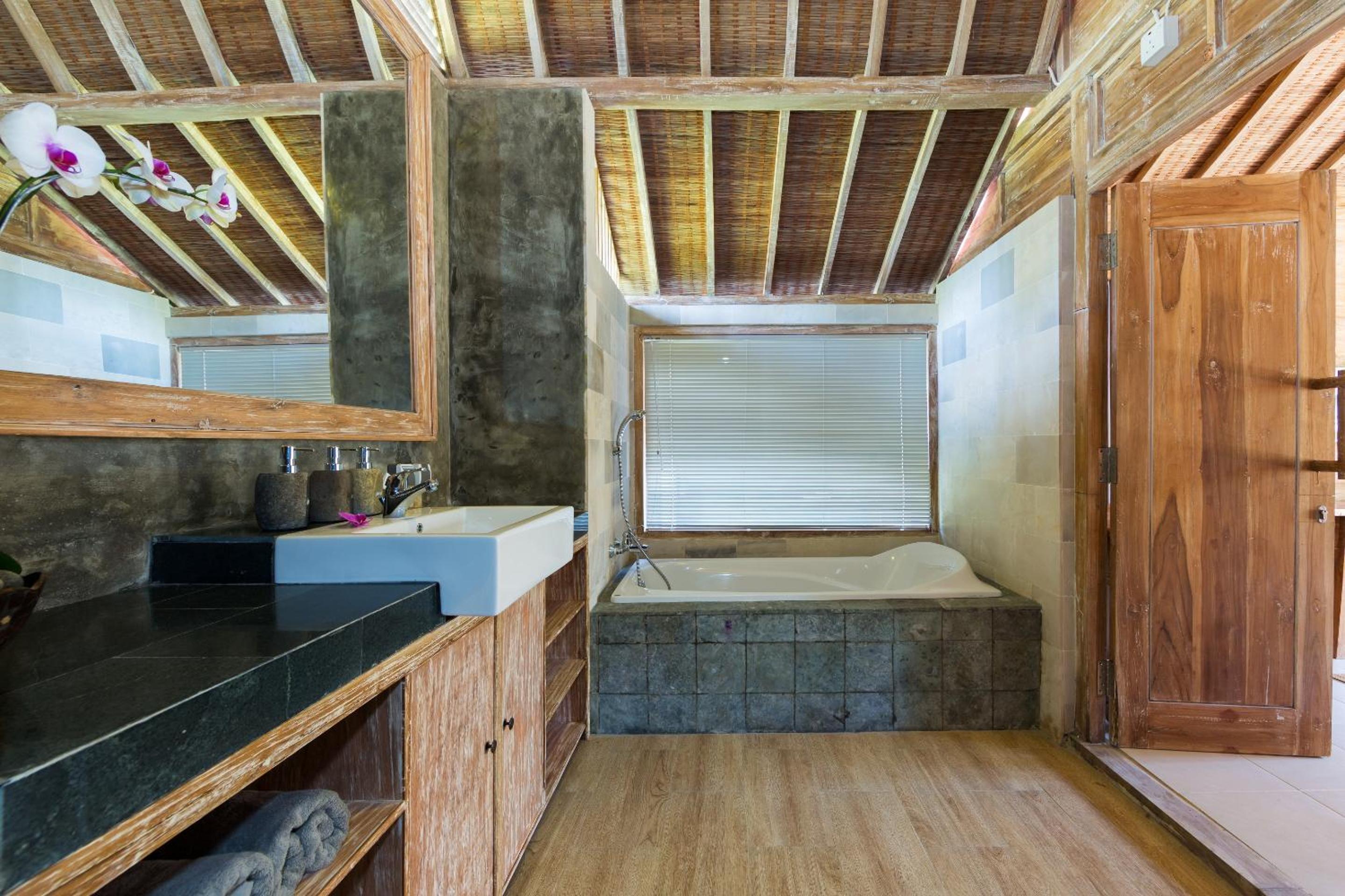 Wooden Suite with Pool View - Photo 6