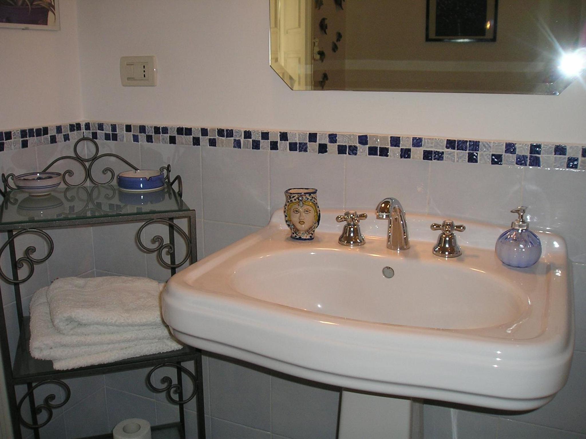 Double or Twin Room with Private Bathroom - Photo 7