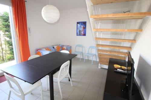 Deluxe Three-Bedroom Apartment