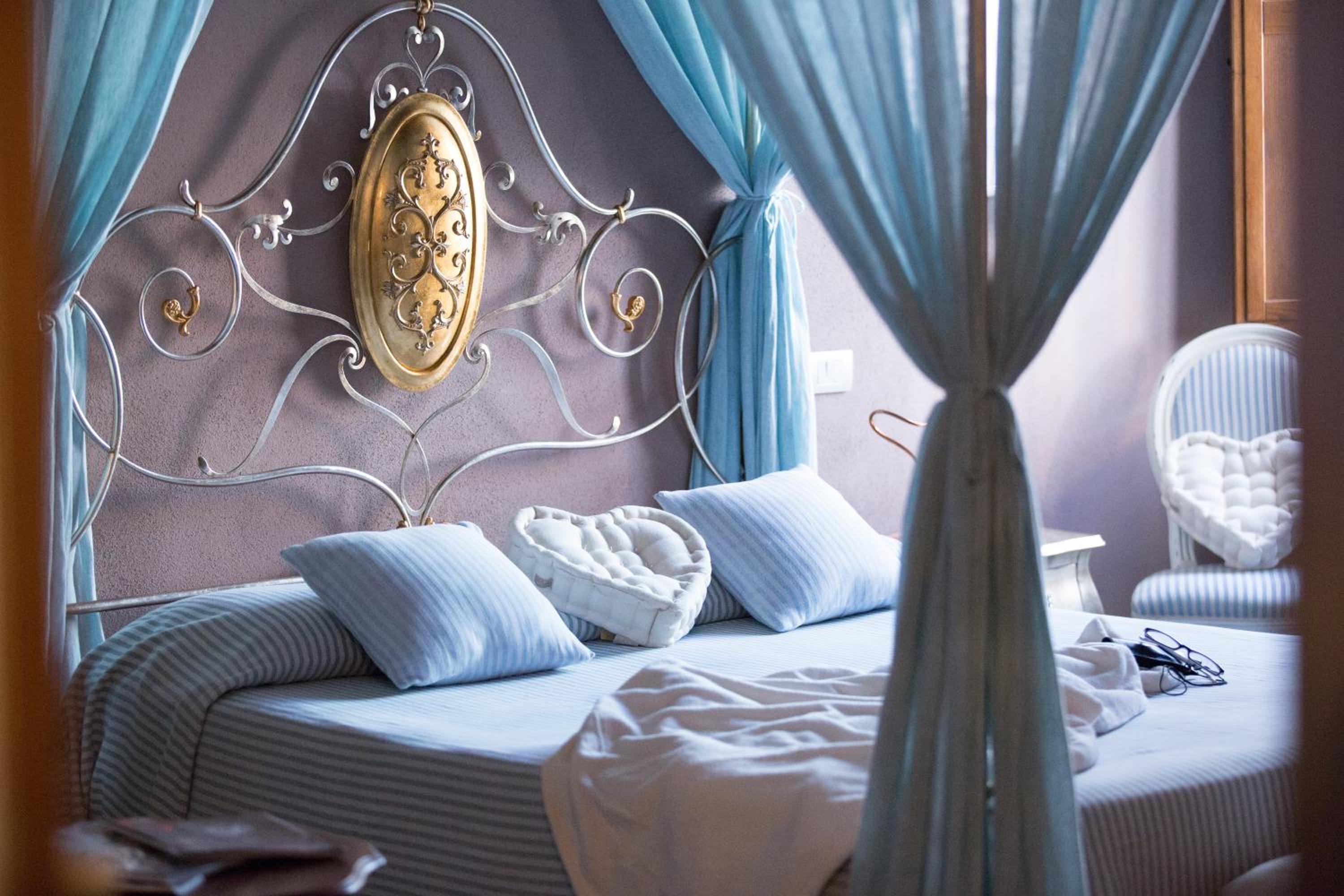 King Suite with Spa Bath - Photo 1