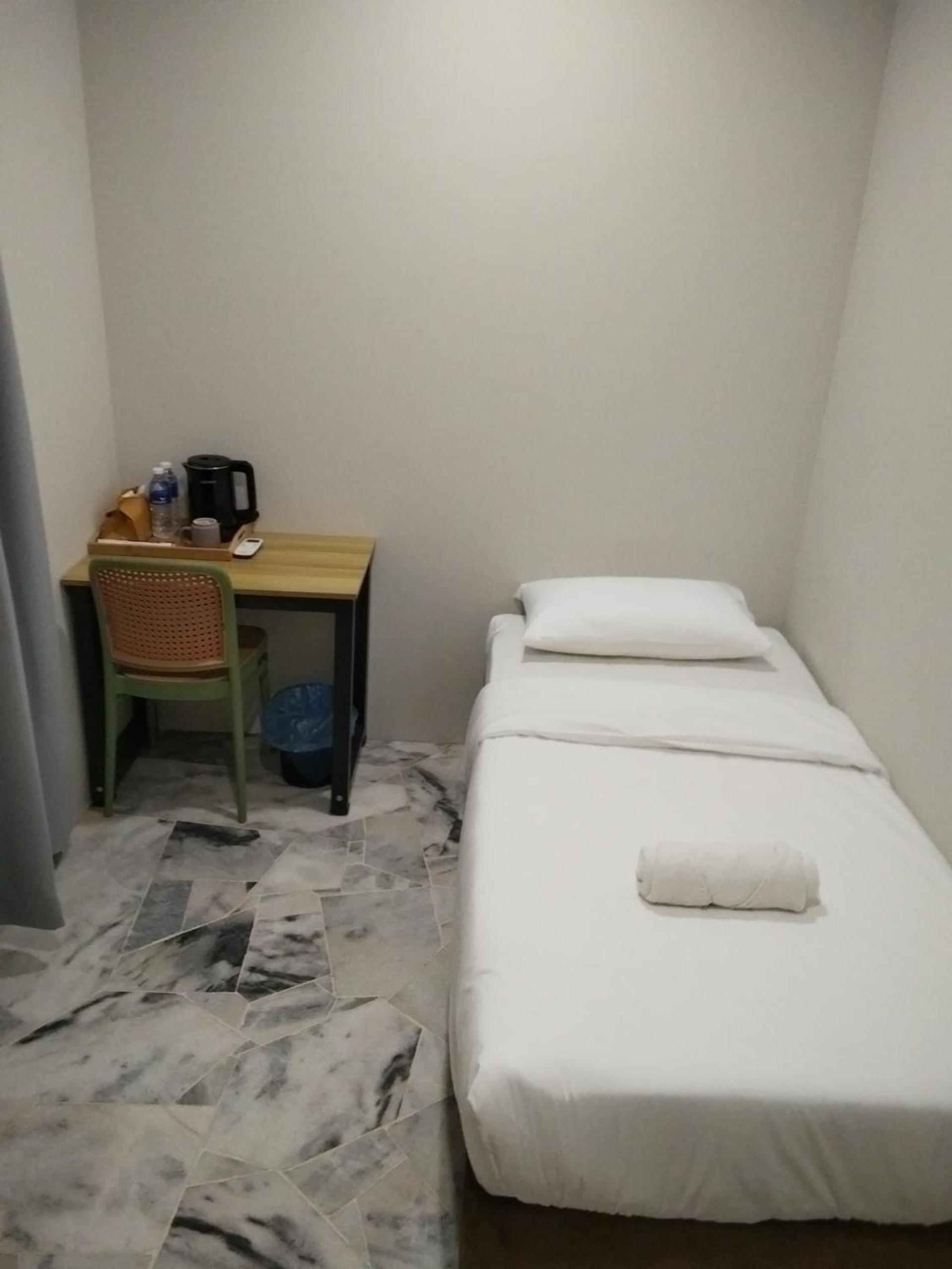 Single Room with Shared Bathroom photo 2
