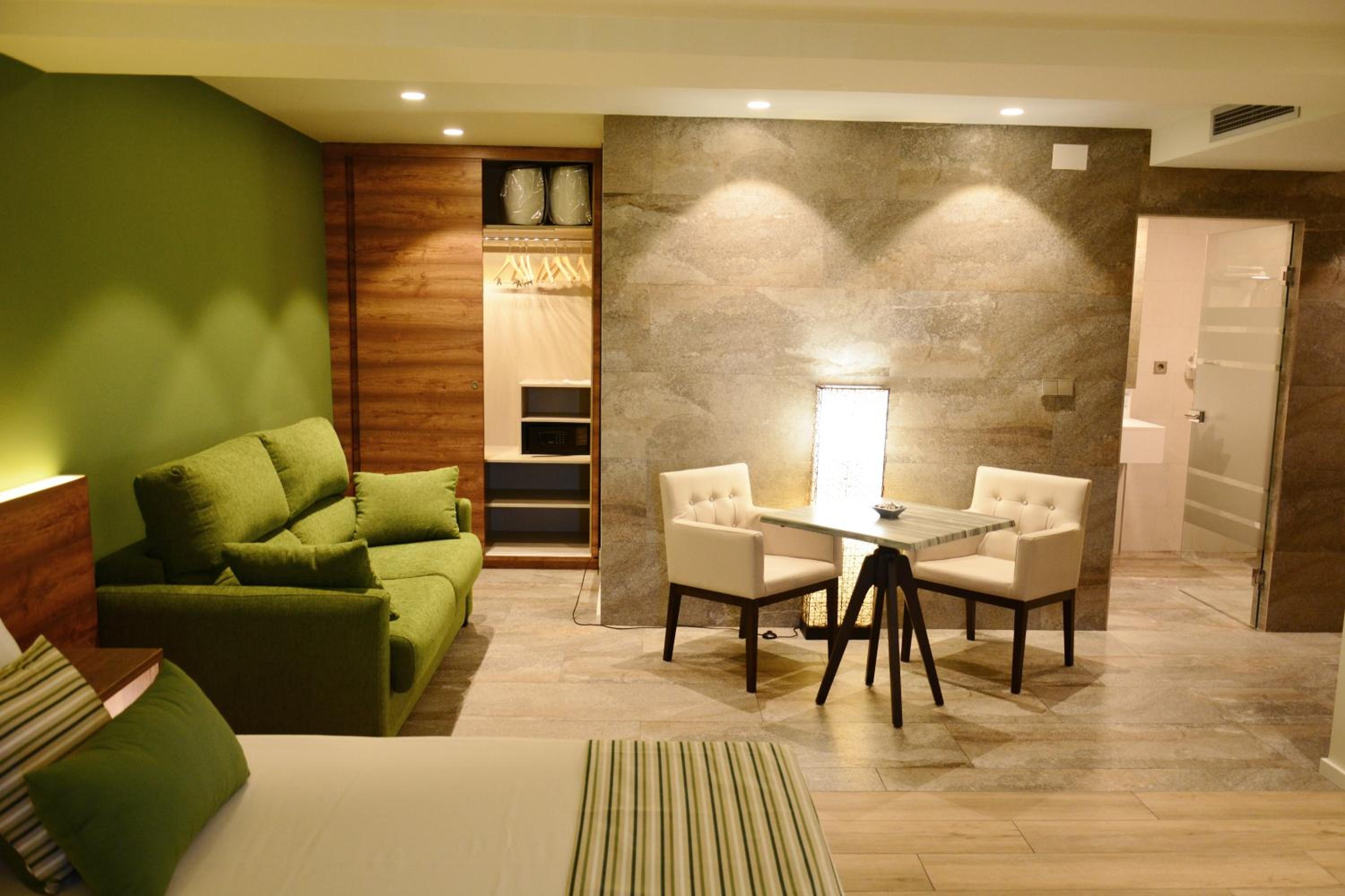 Deluxe Suite with Spa Bath photo 2