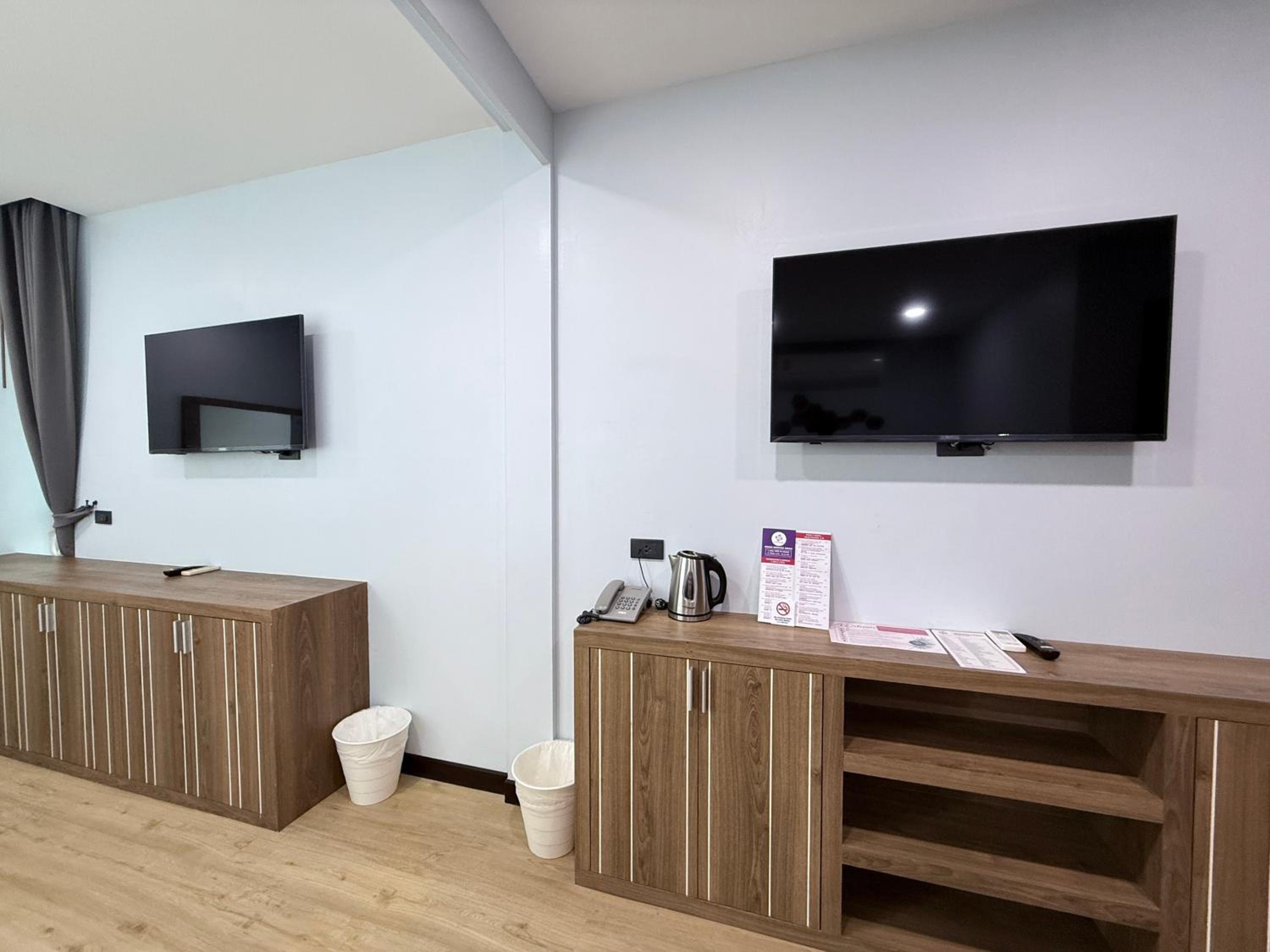 Superior Family Room photo 1