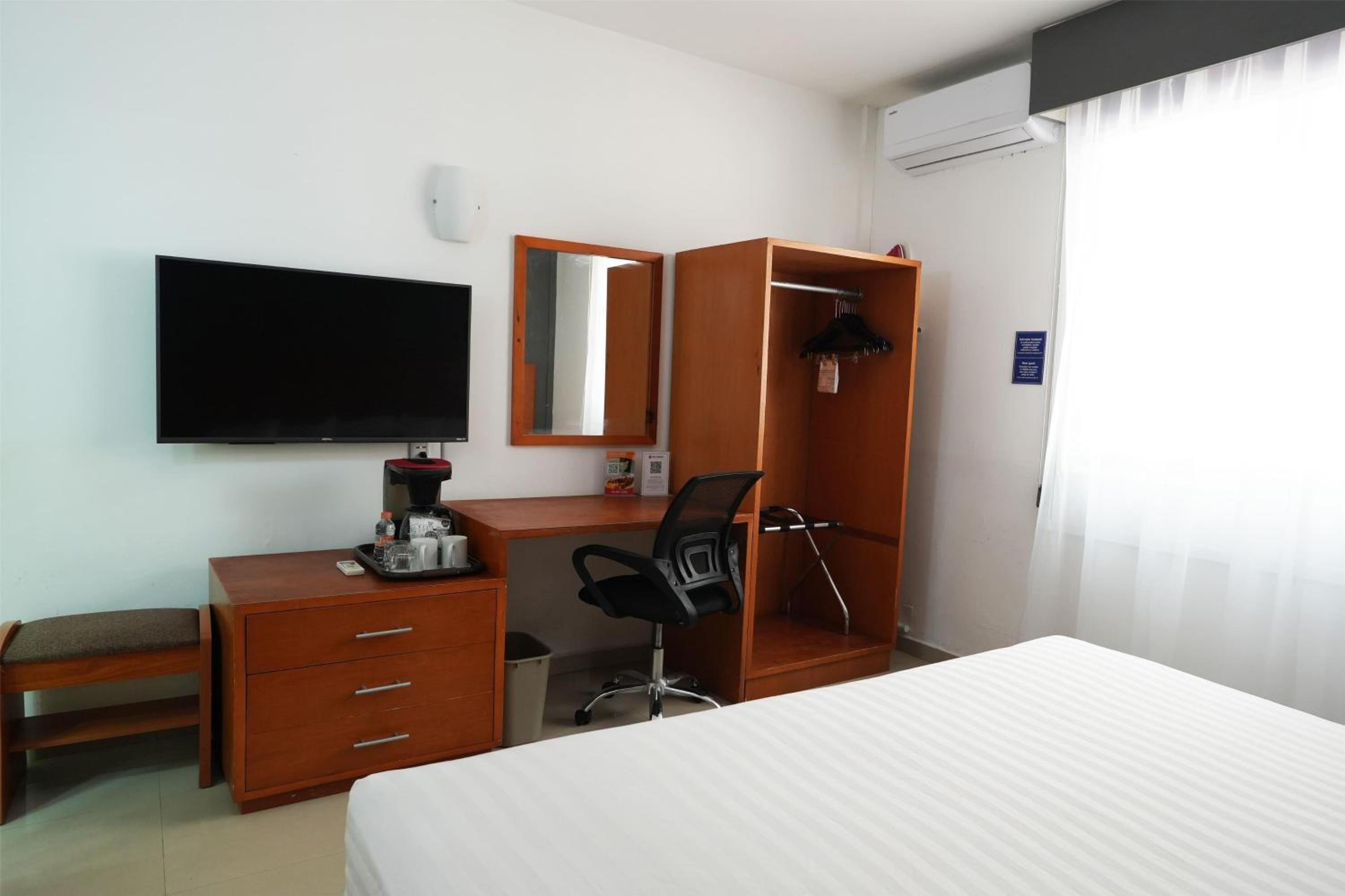 King Room - Non-Smoking photo 3