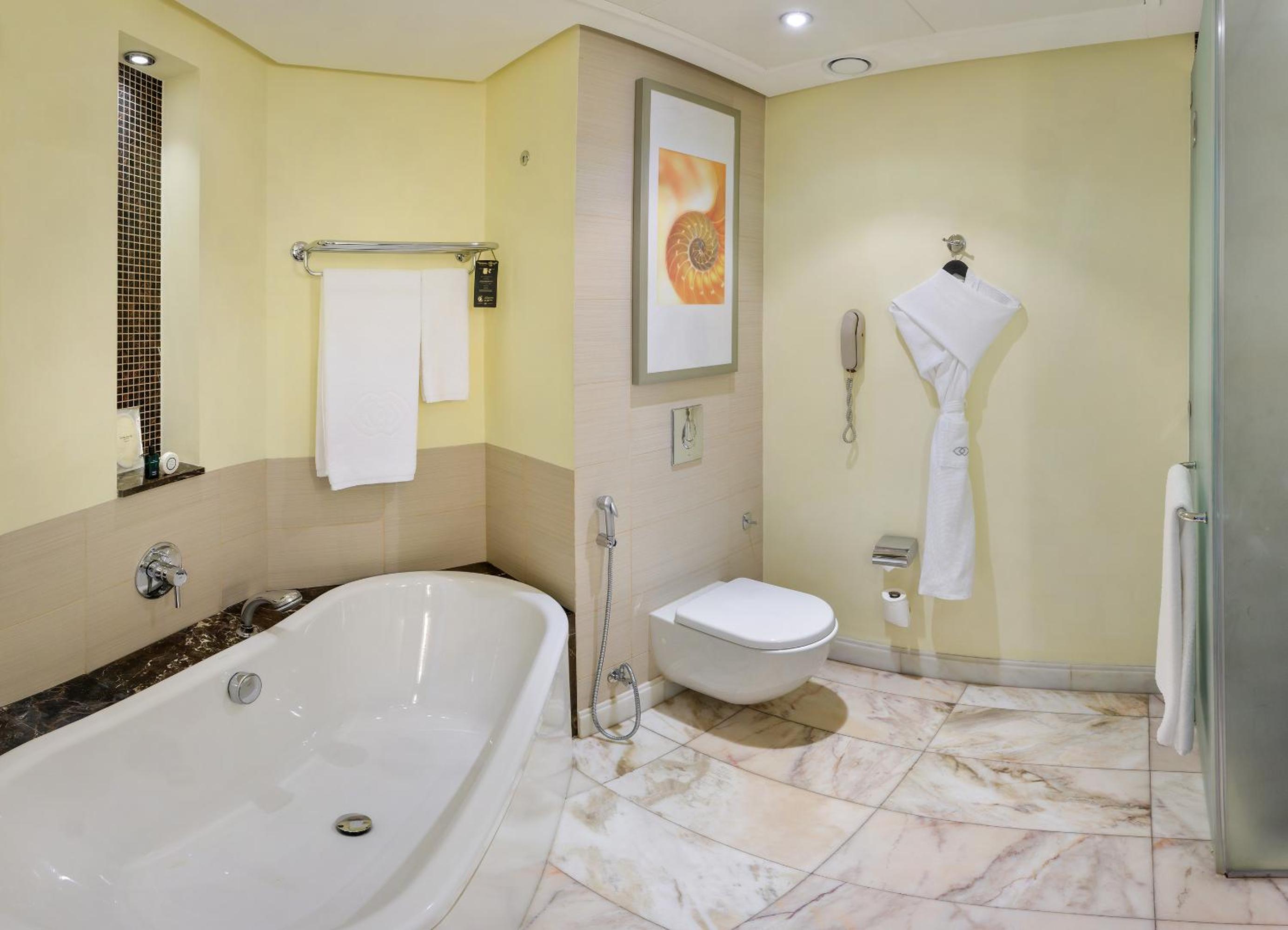 Superior Room with 1 Queen Bed - City View - Photo 9