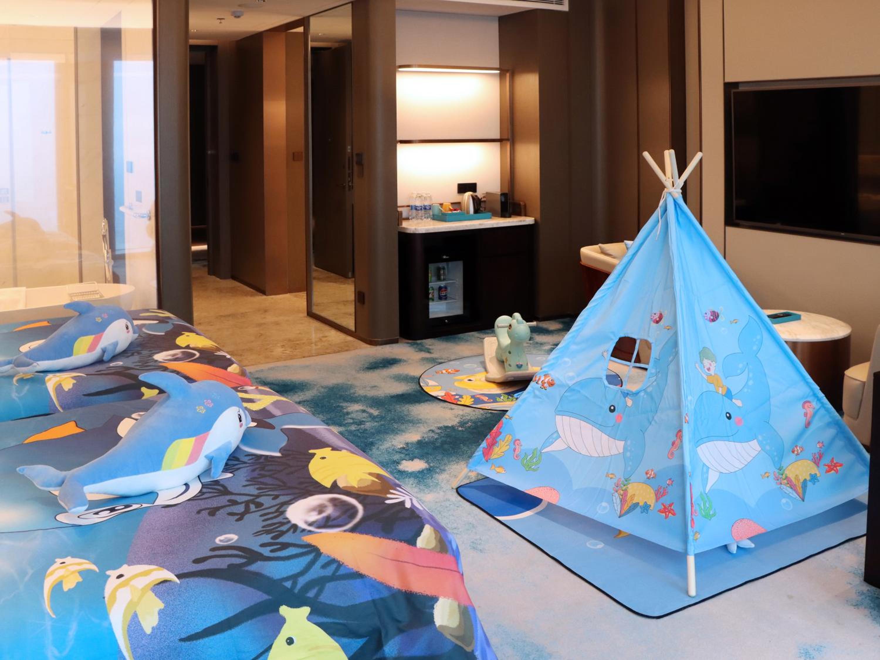 Family Room - Ocean Theme - Photo 2