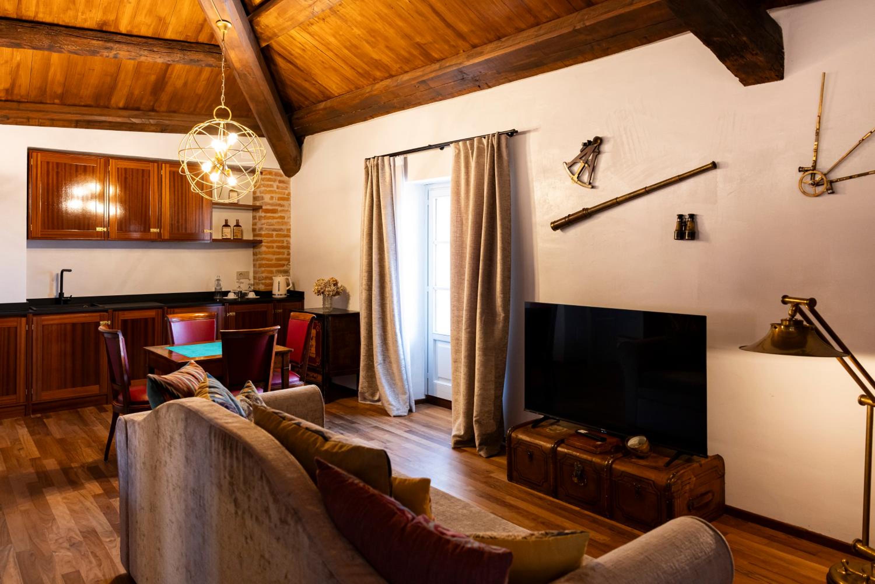 One-Bedroom Deluxe Apartment - Photo 2