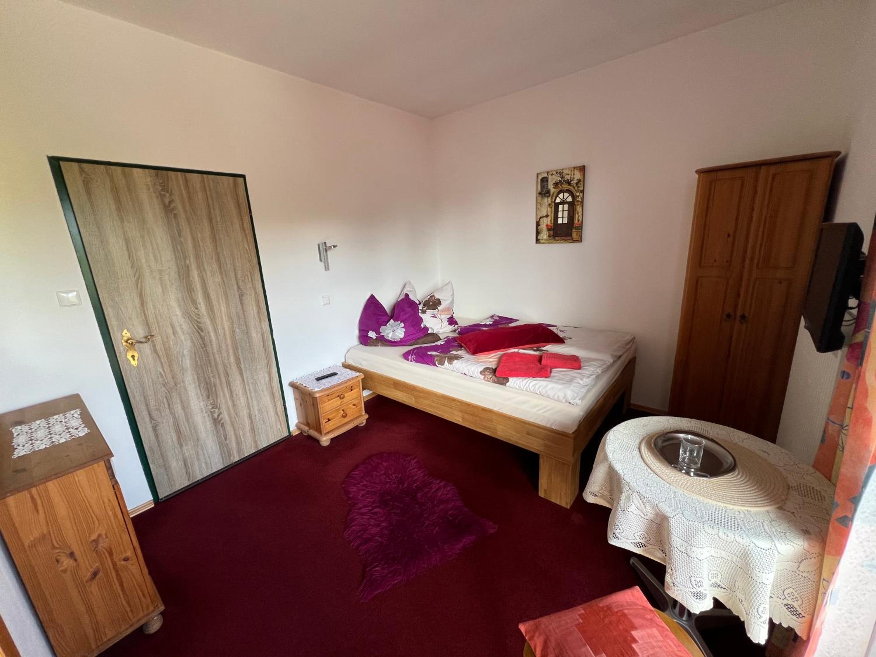 Small Single Room photo 3