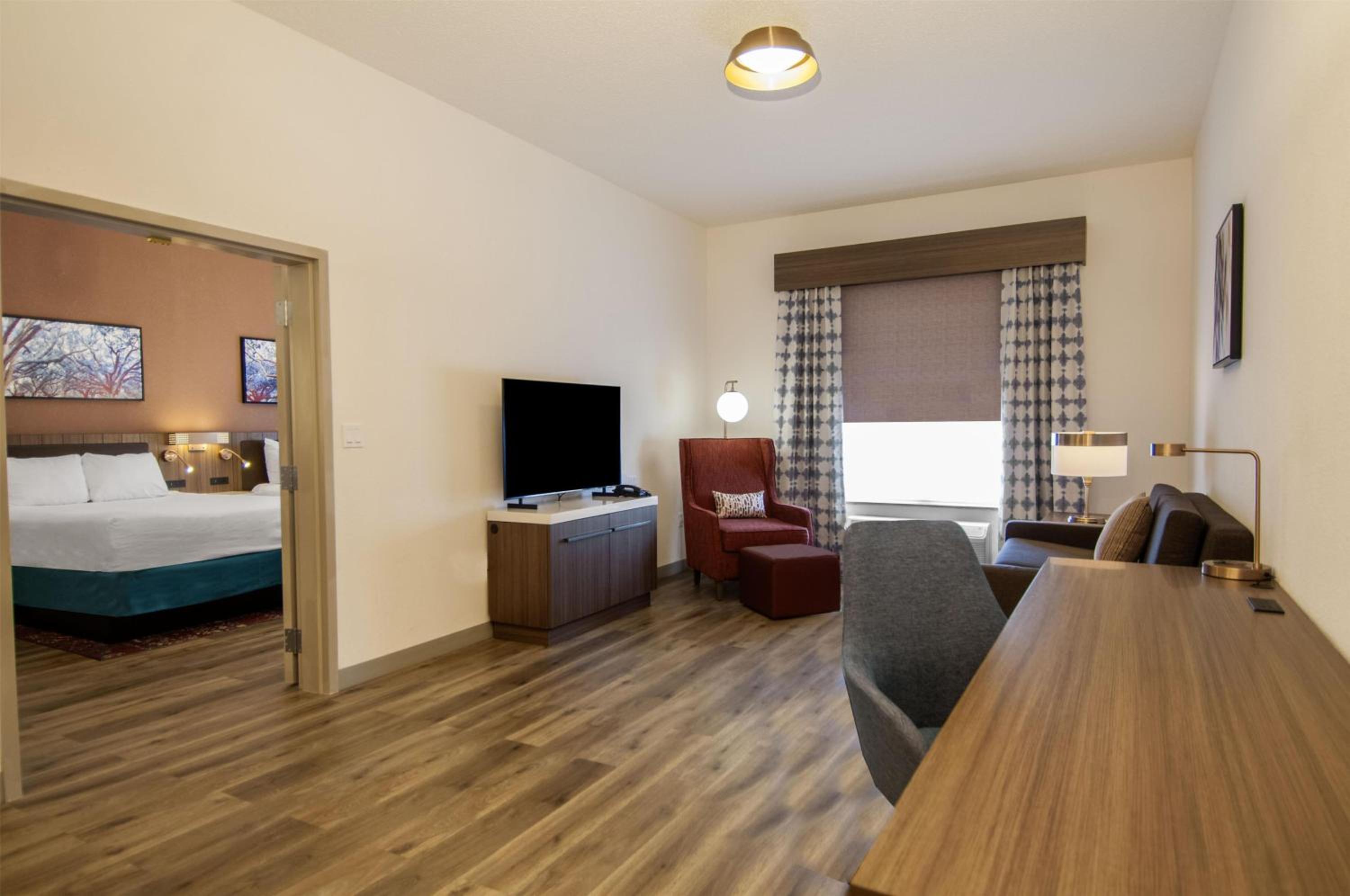One-Bedroom Suite with Two Queen Beds, Jetted Bath Tub and Sofa Bed - Photo 2