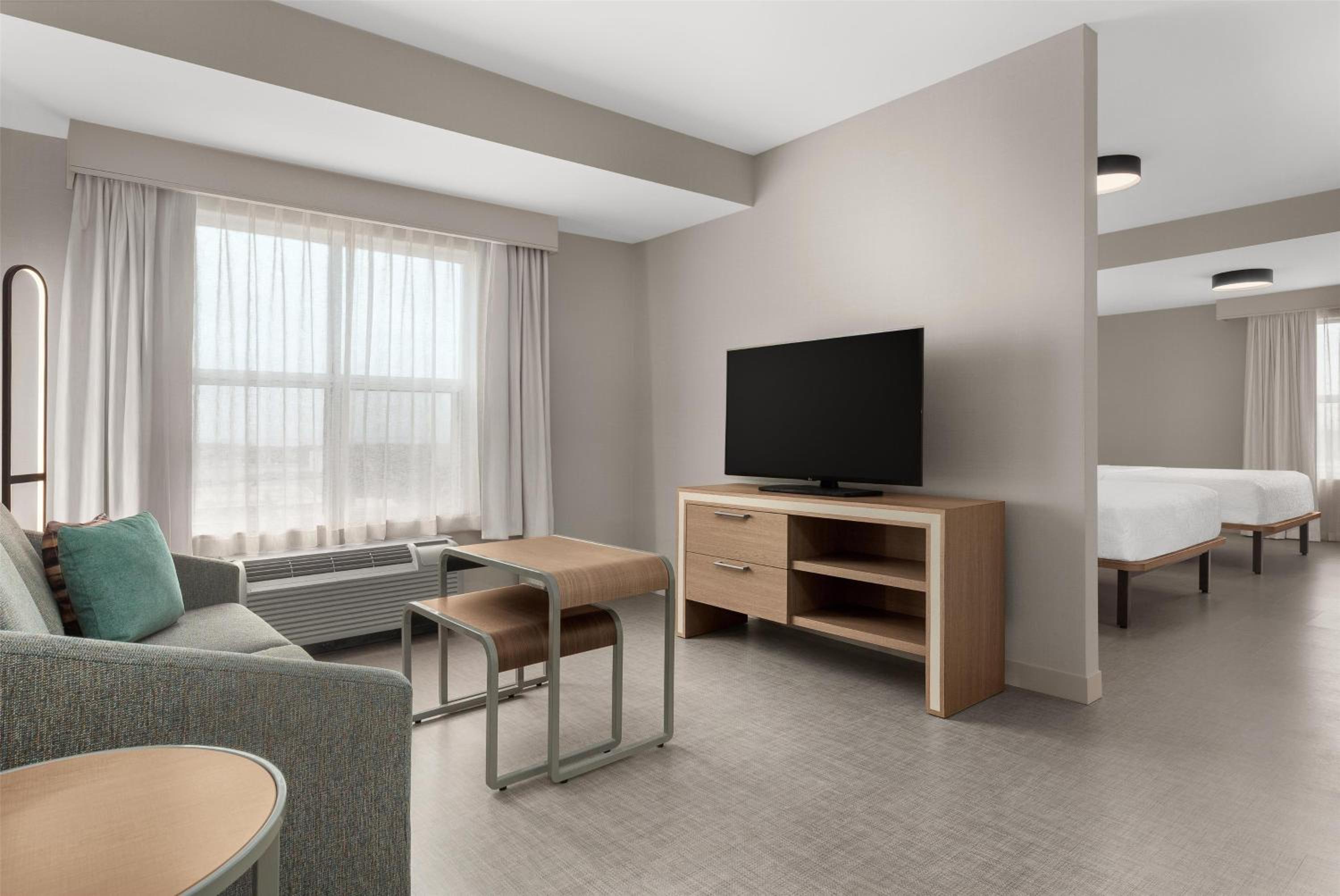 Queen Studio Suite with Two Queen Beds - Non-Smoking - Photo 2