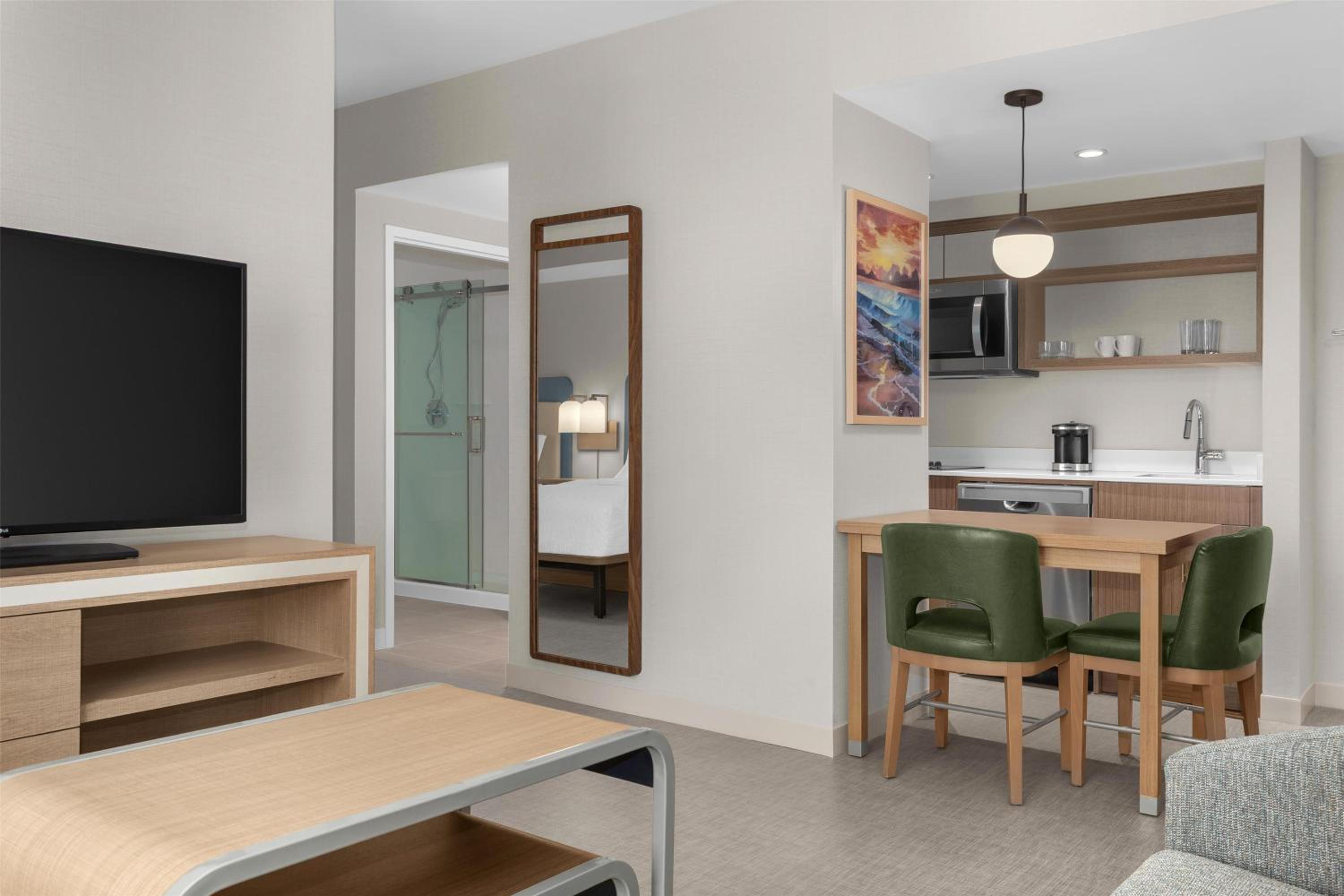 Queen Studio Suite with Two Queen Beds - Non-Smoking - Photo 7