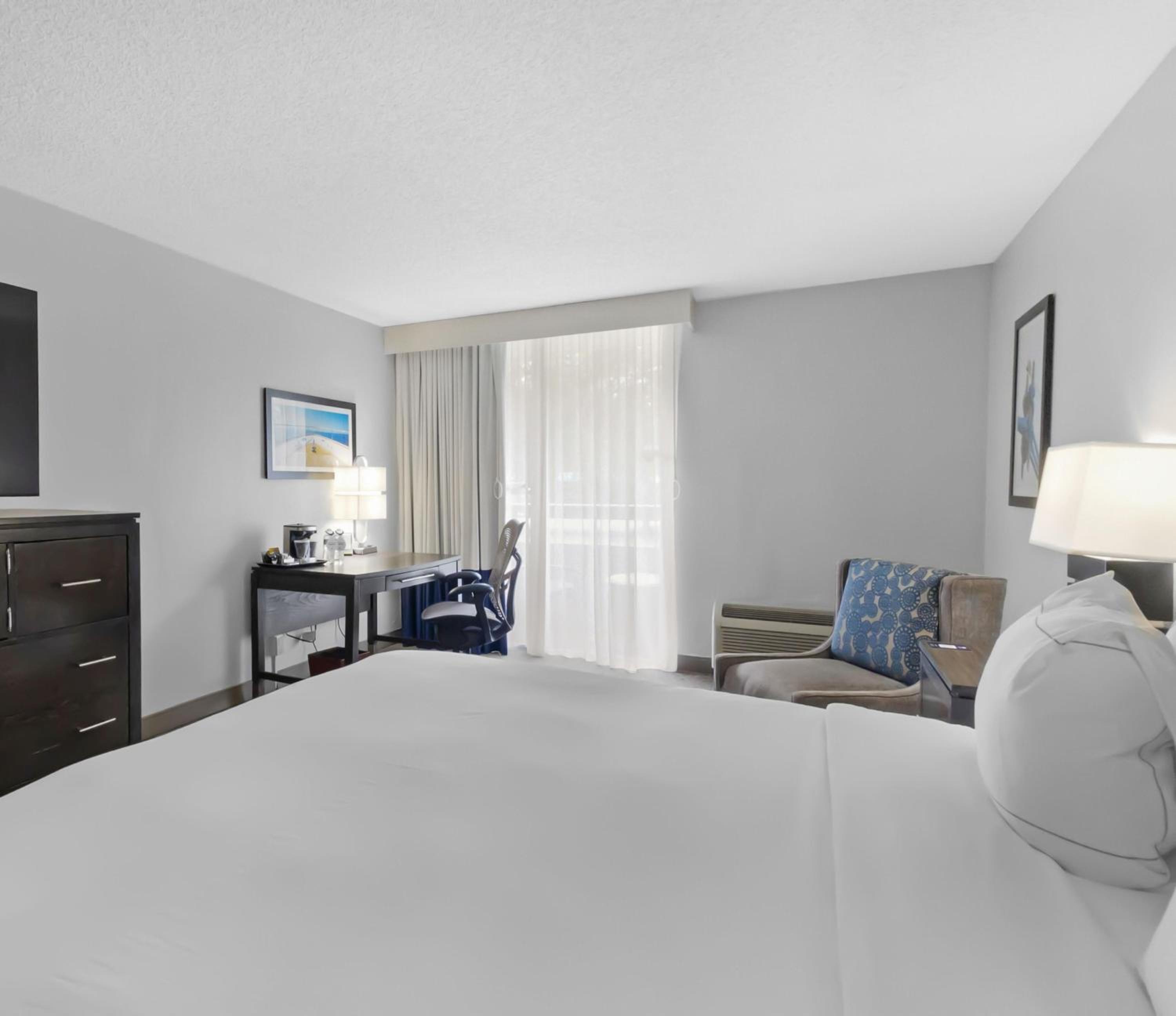 King Room with Sofa Bed - Photo 2