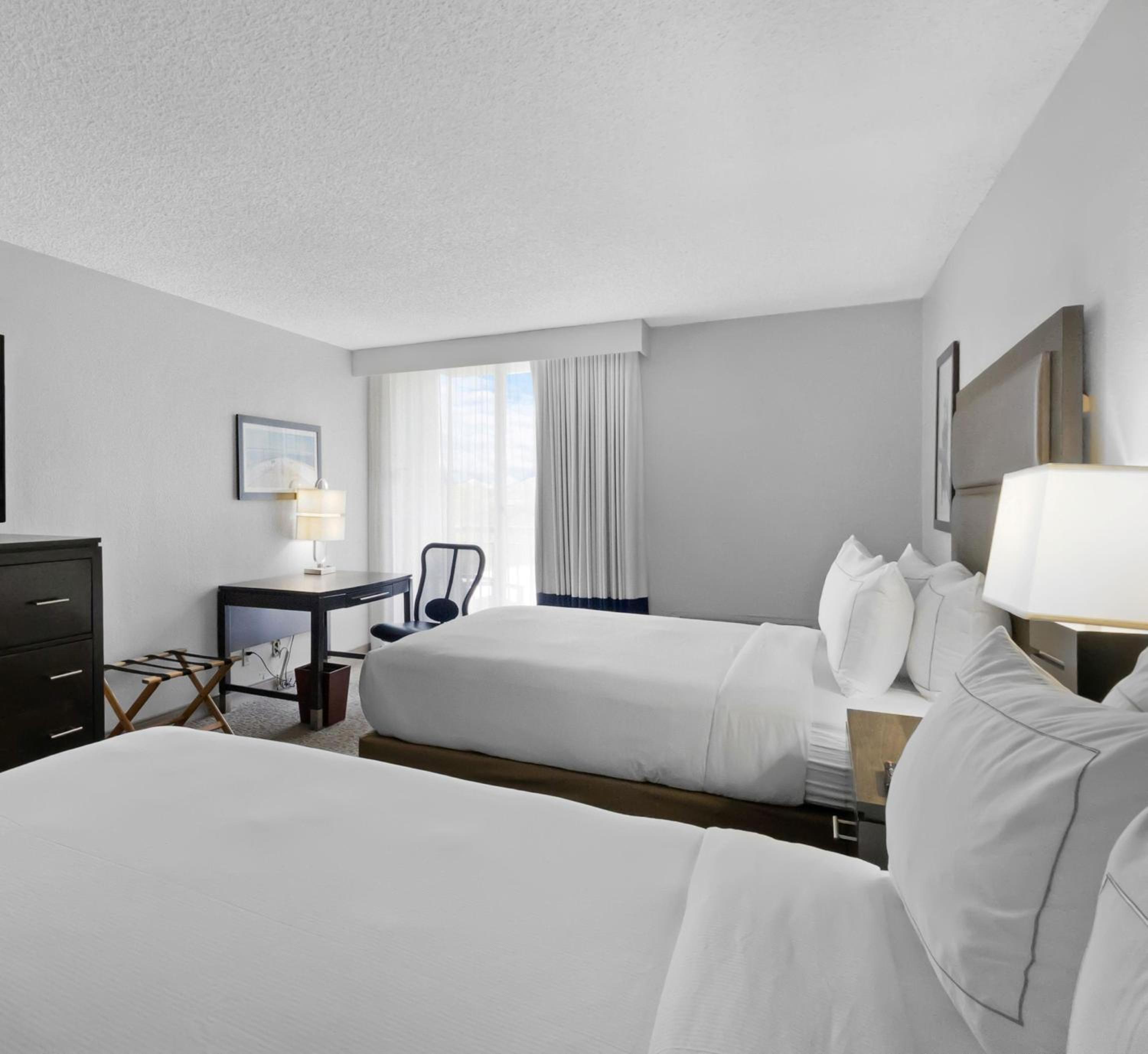 Queen Room with Balcony - Photo 2