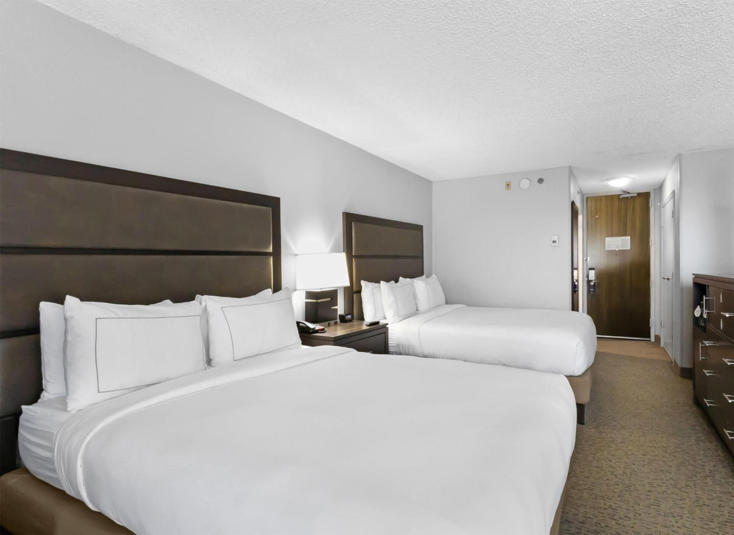 Queen Room with Balcony - Photo 3