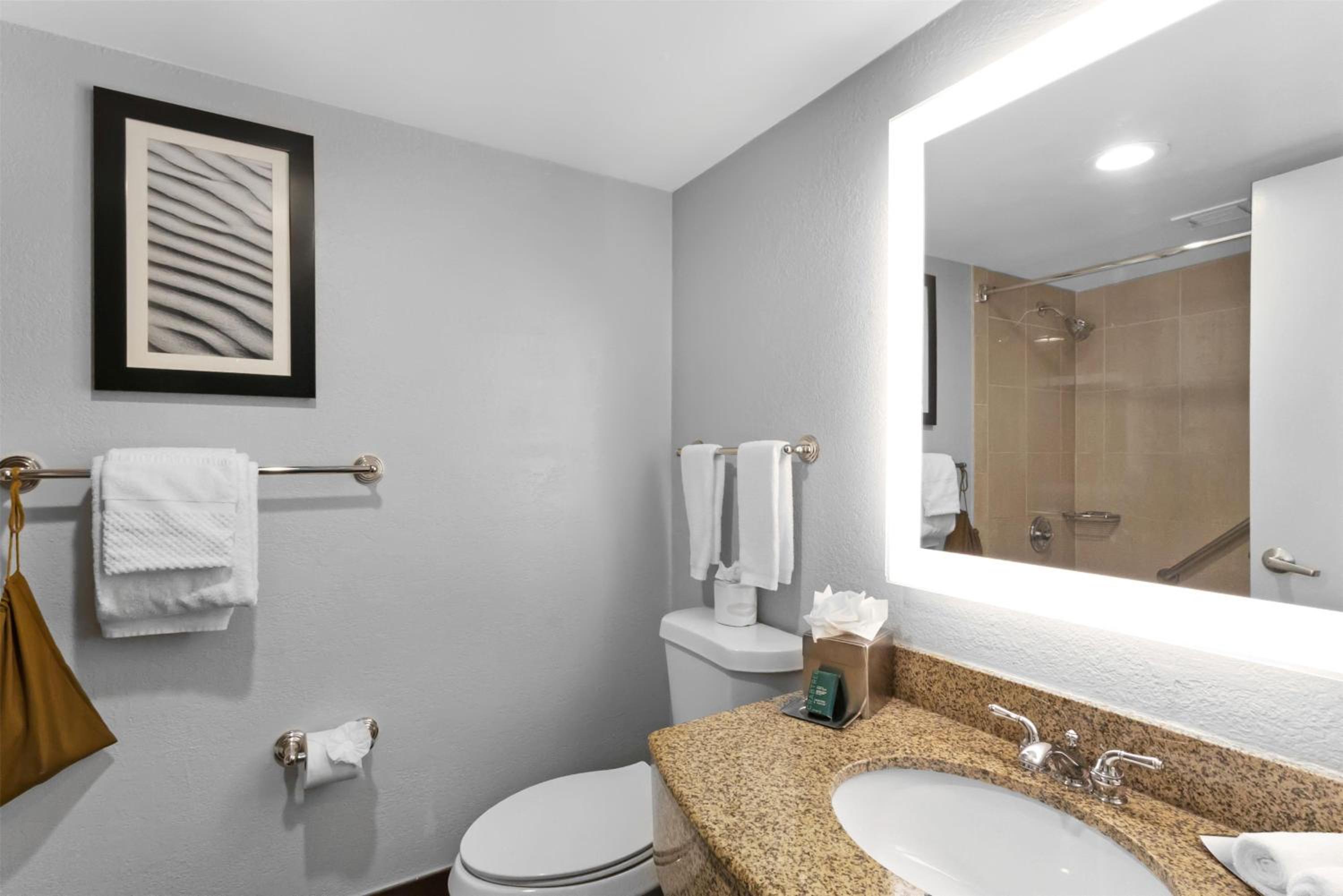Queen Room with Balcony - Photo 4