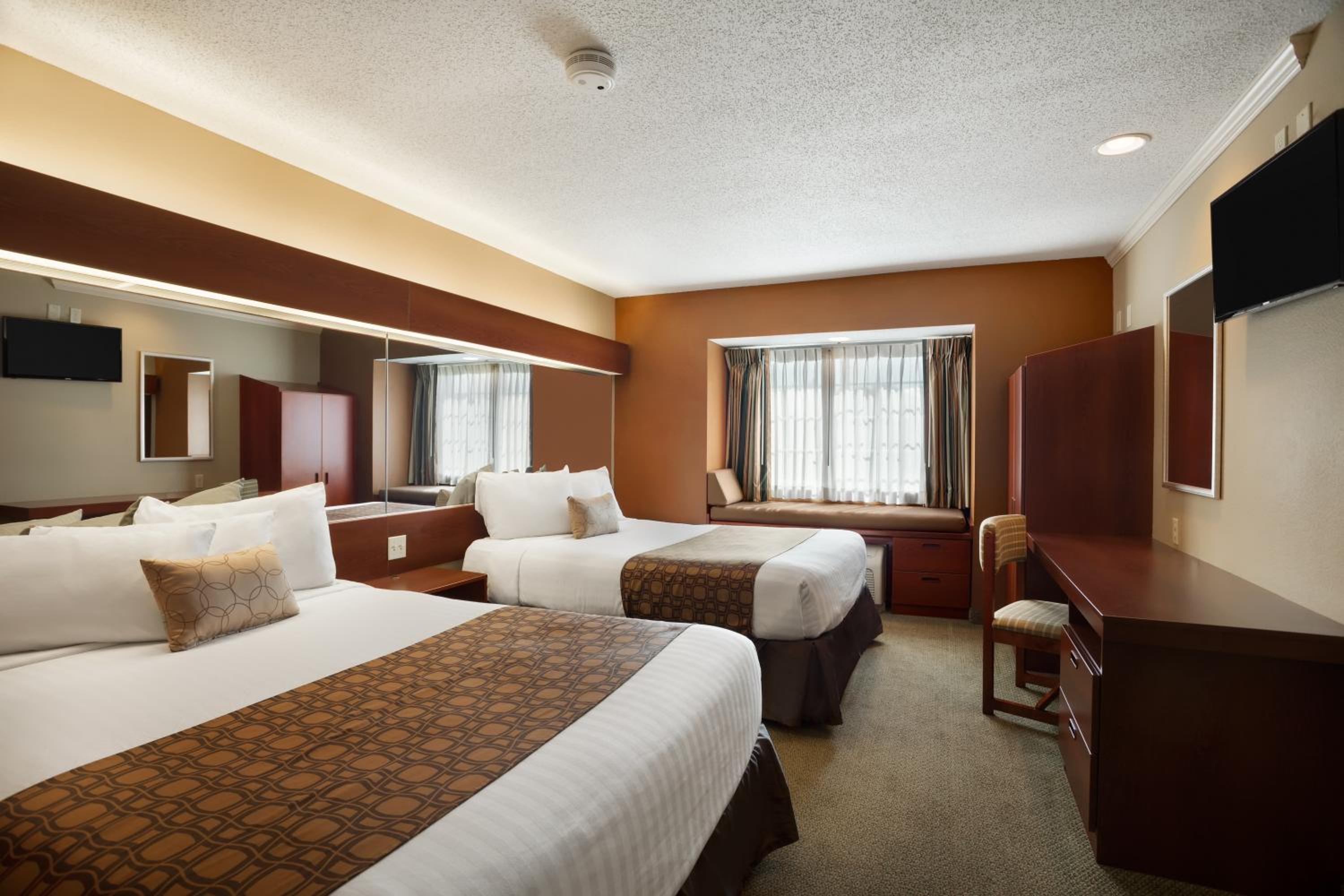 Queen Room with Two Queen Beds - Non-Smoking - Photo 3