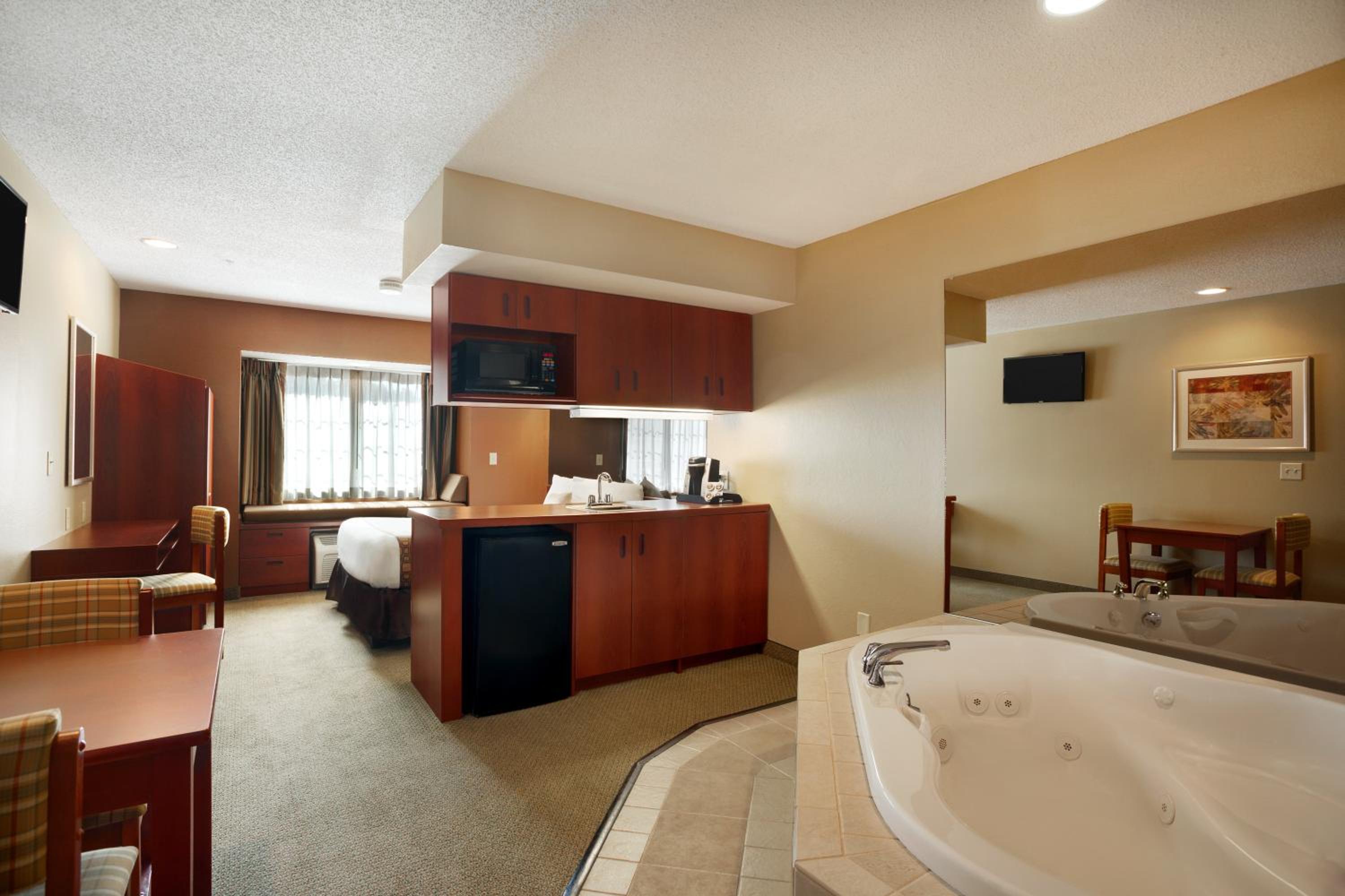 Luxury Queen Suite with Jetted Tub - Non-Smoking - Photo 4