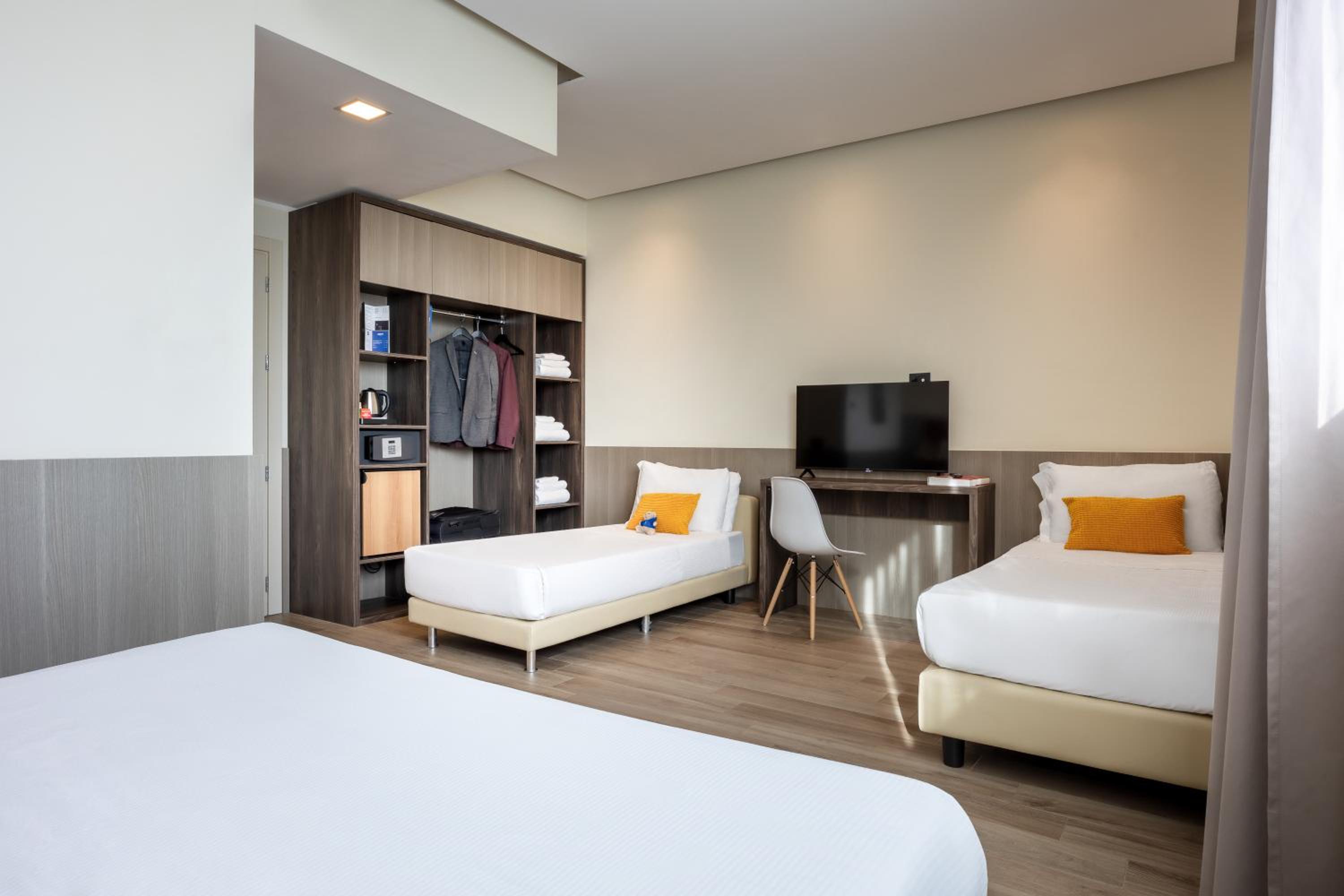 Deluxe Quadruple Room - Photo 1
