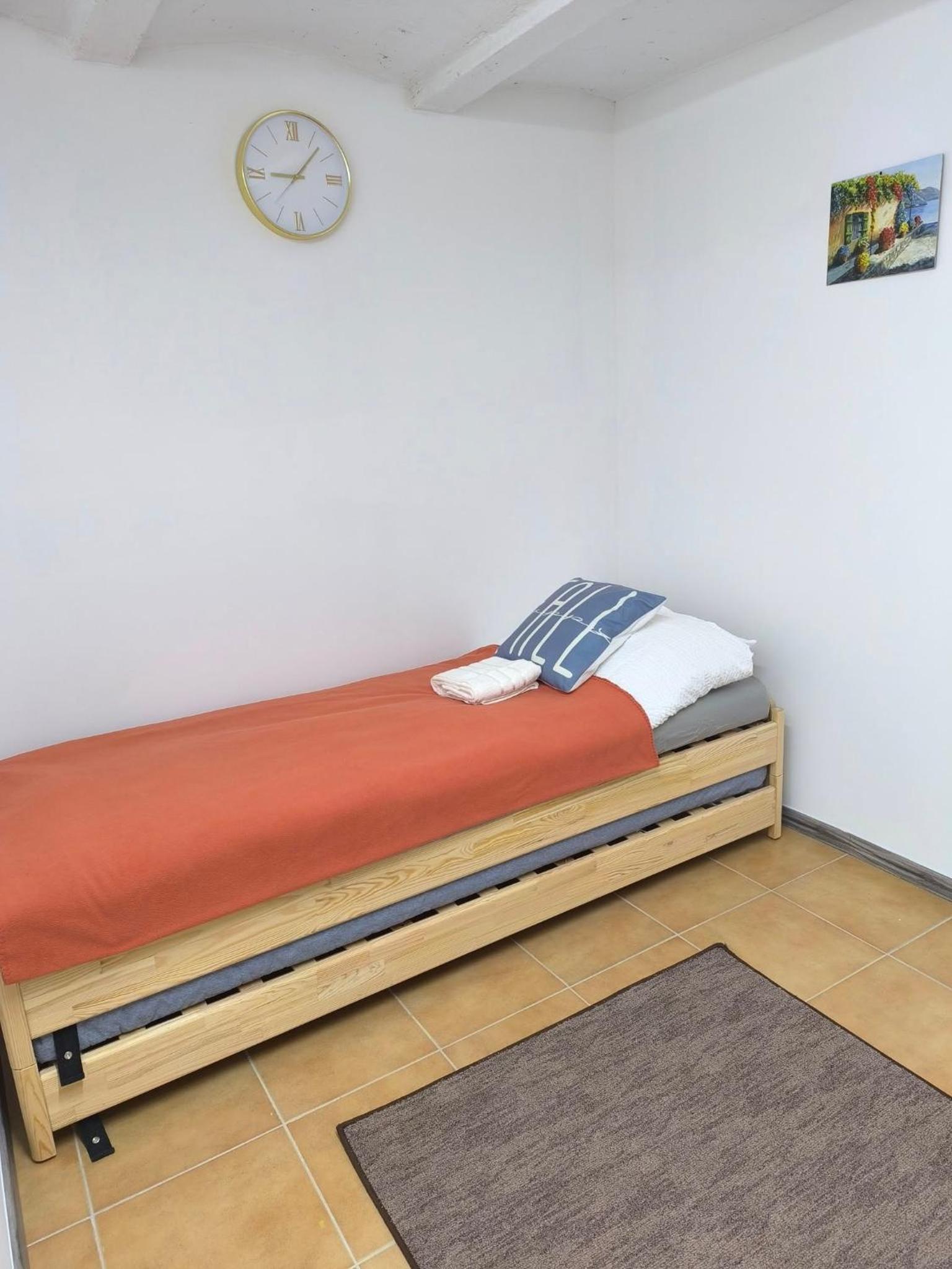 Standard Twin Room with Shared Bathroom photo 1