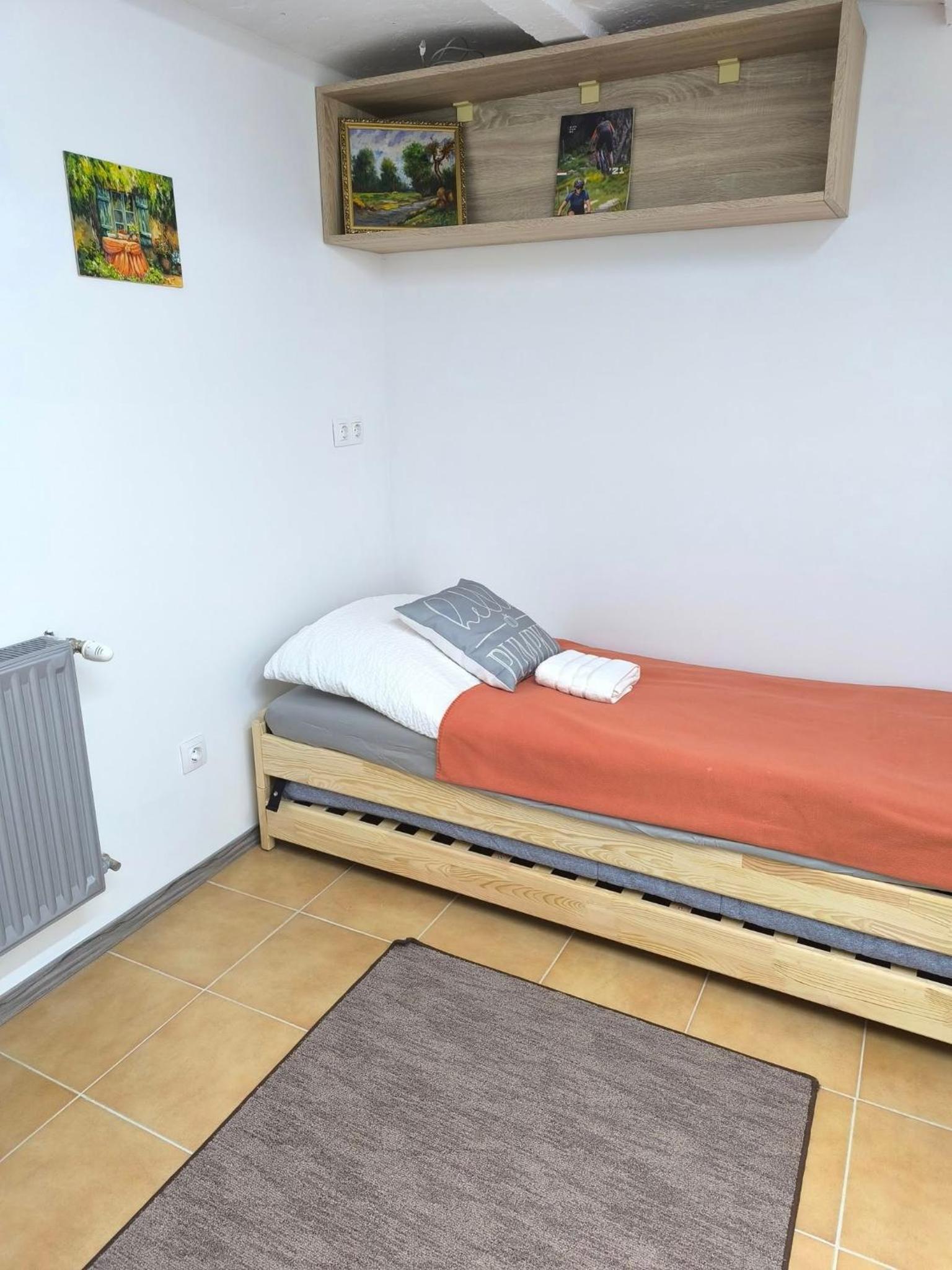 Standard Twin Room with Shared Bathroom photo 2