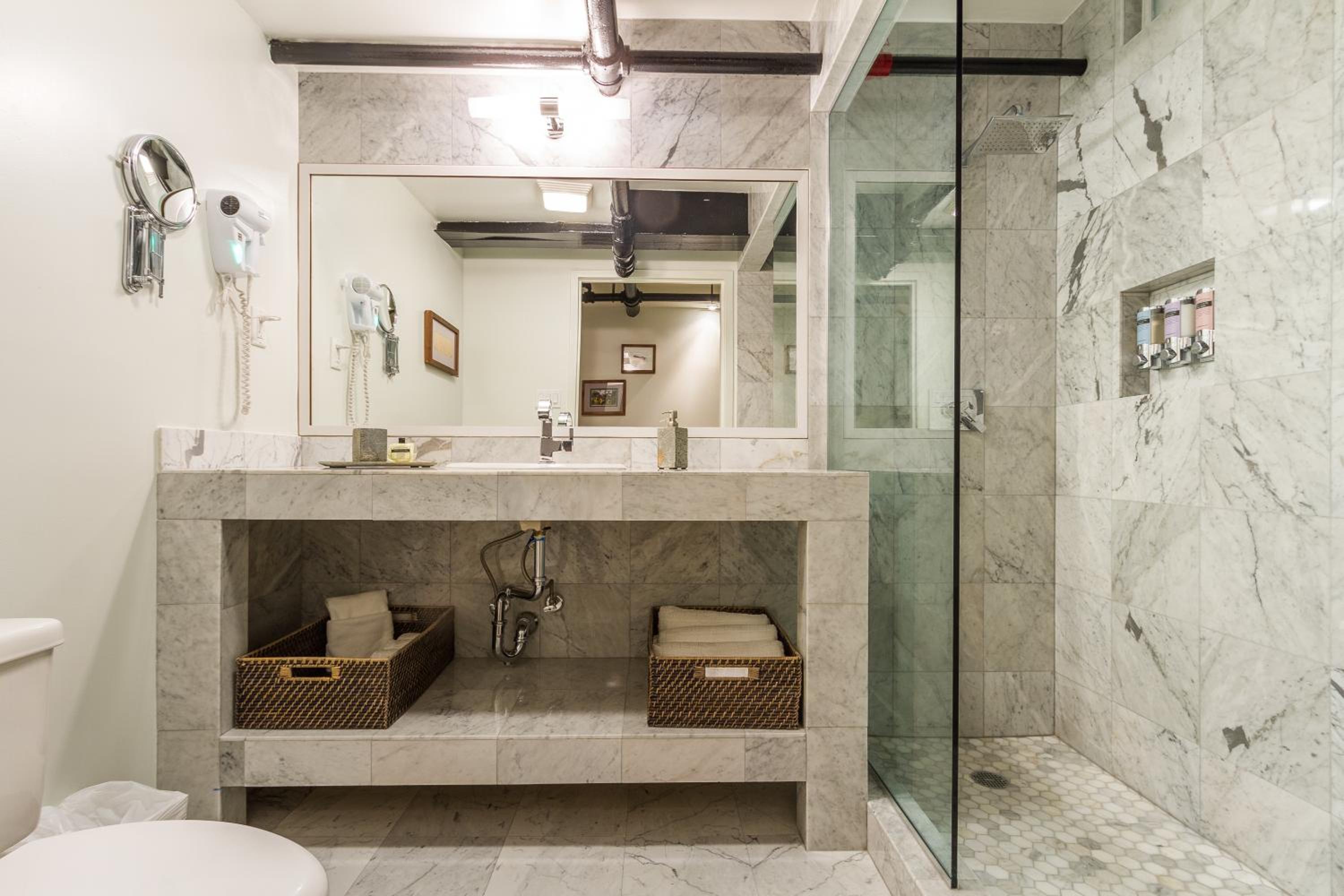 Deluxe Queen Suite with Patio and Kitchenette photo 3