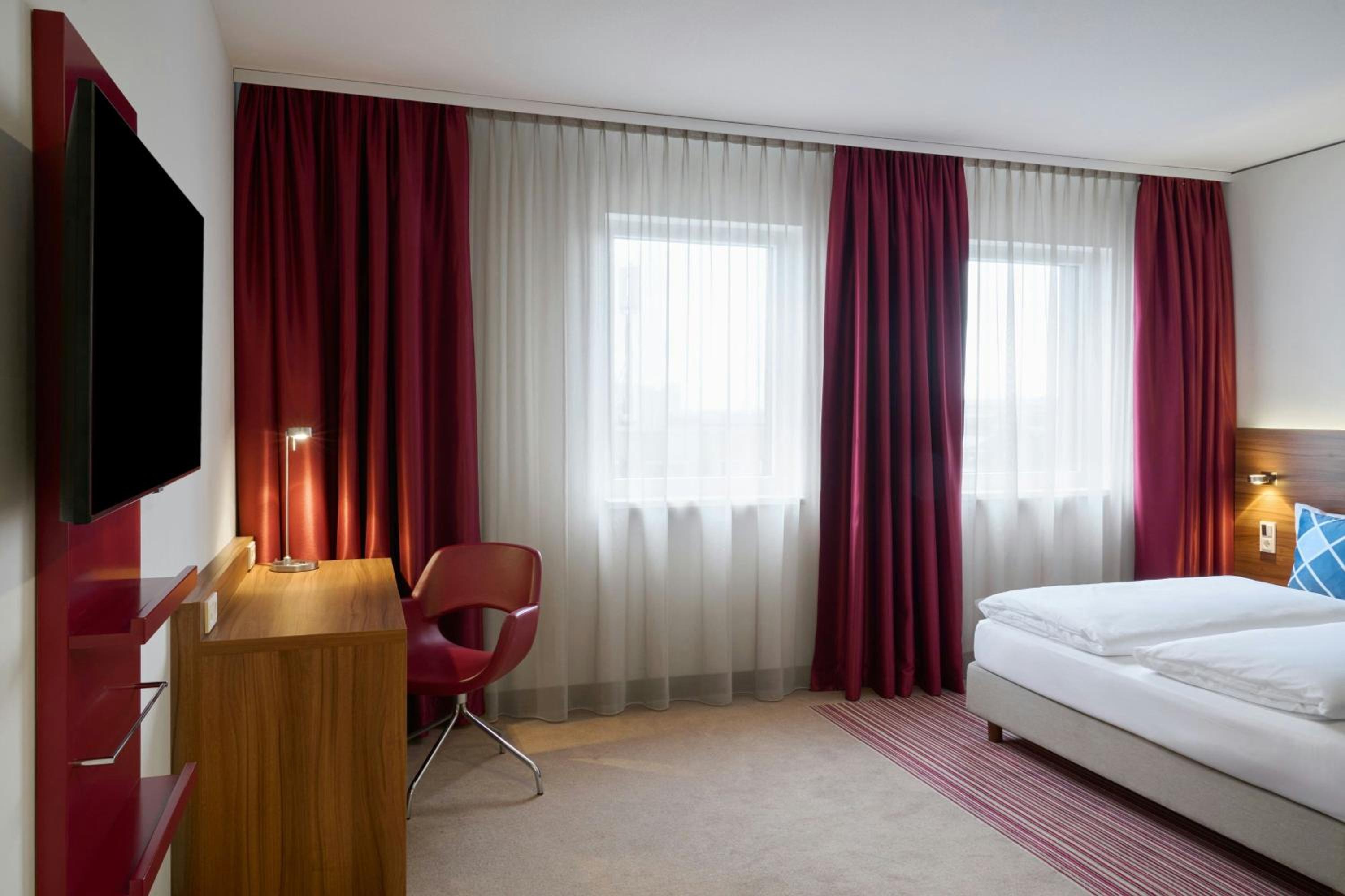 Standard King Room with Street View